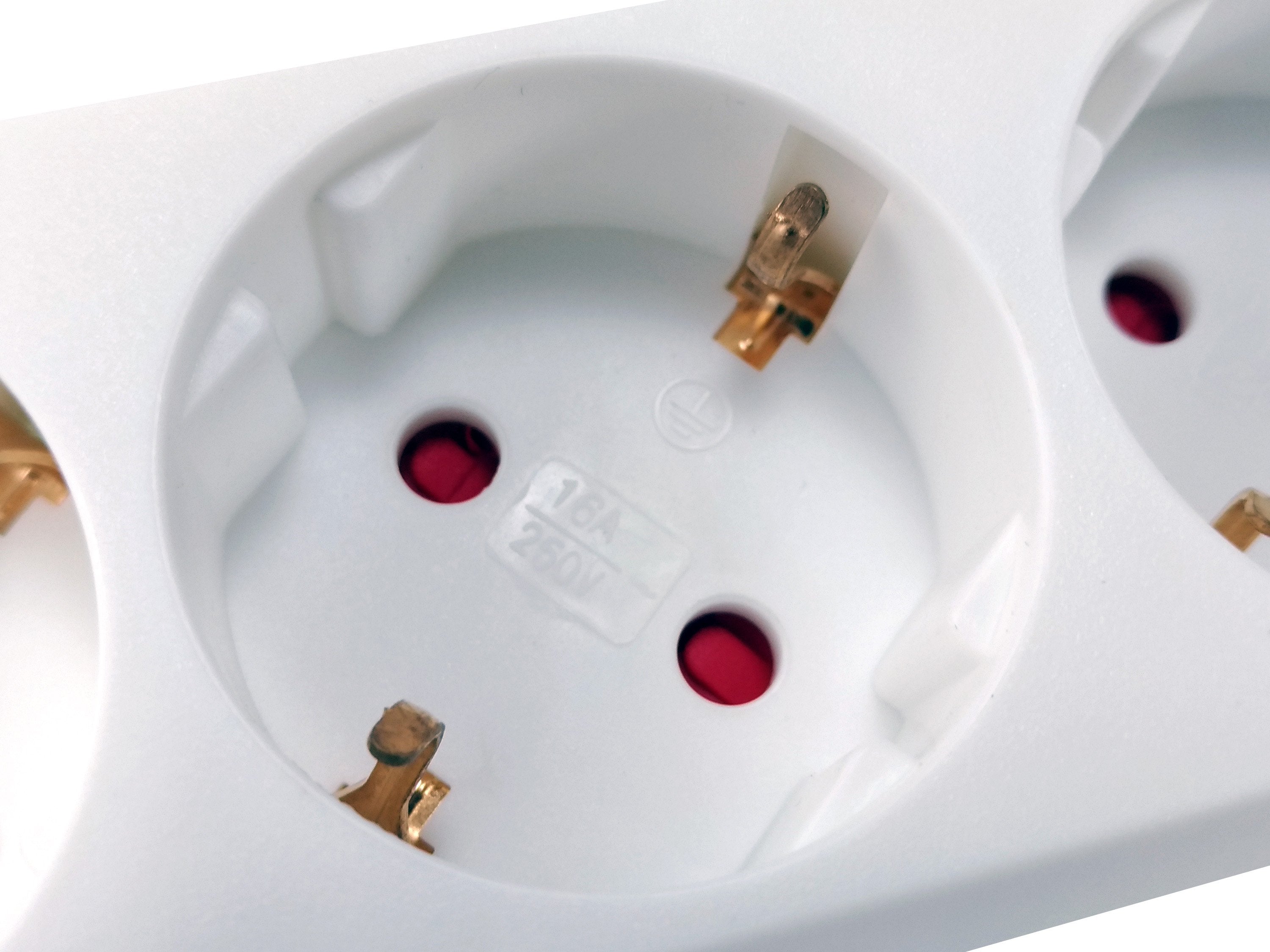 Equip Regleta Con 3 Tomas Cable De Red De 1.5 Metros Y Boton De Apagado Encendido