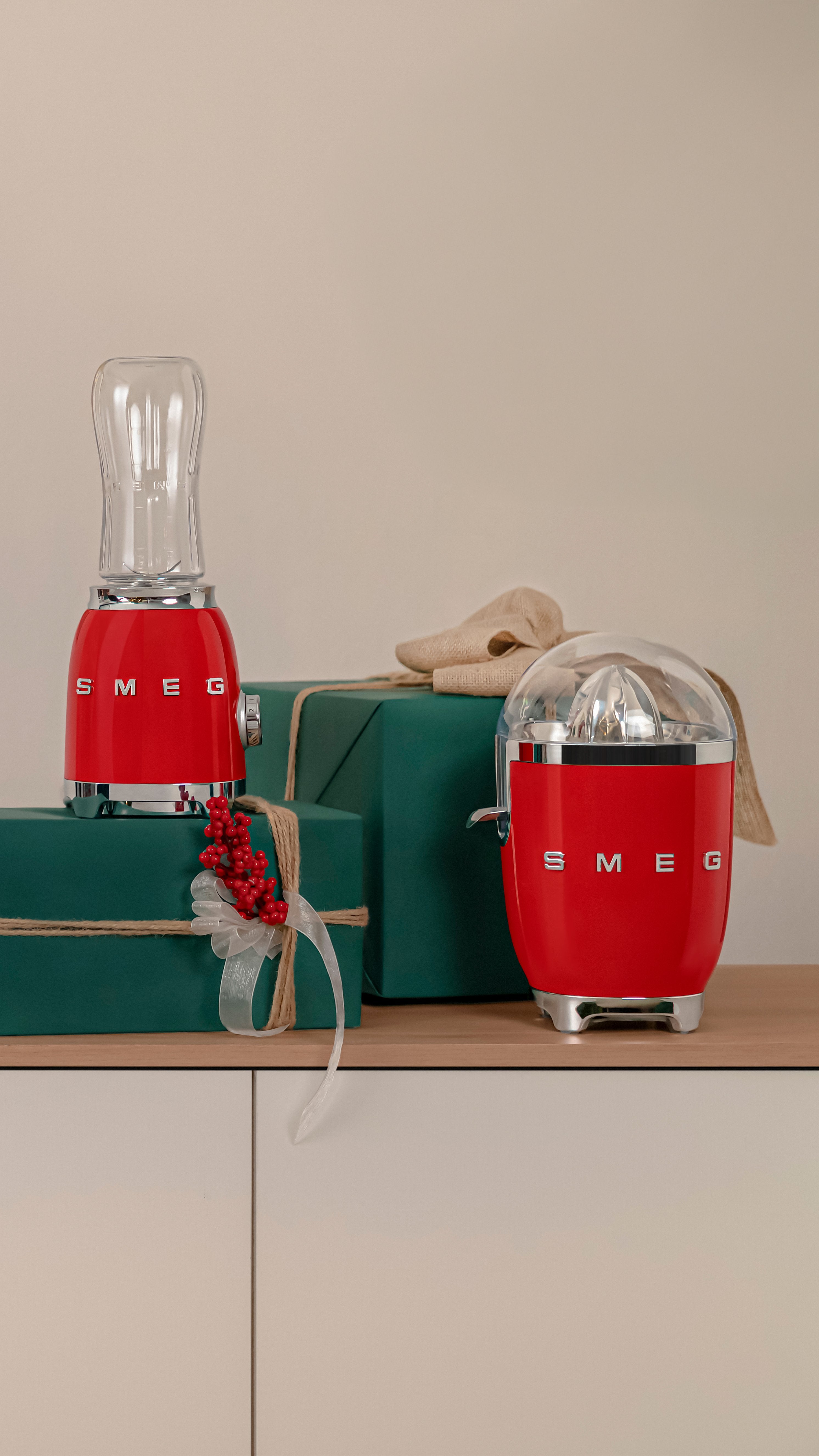 EAN 8017709318925 - Smeg CJF11RDEU prensa de cítricos eléctricos 70 W Rojo imagen 17