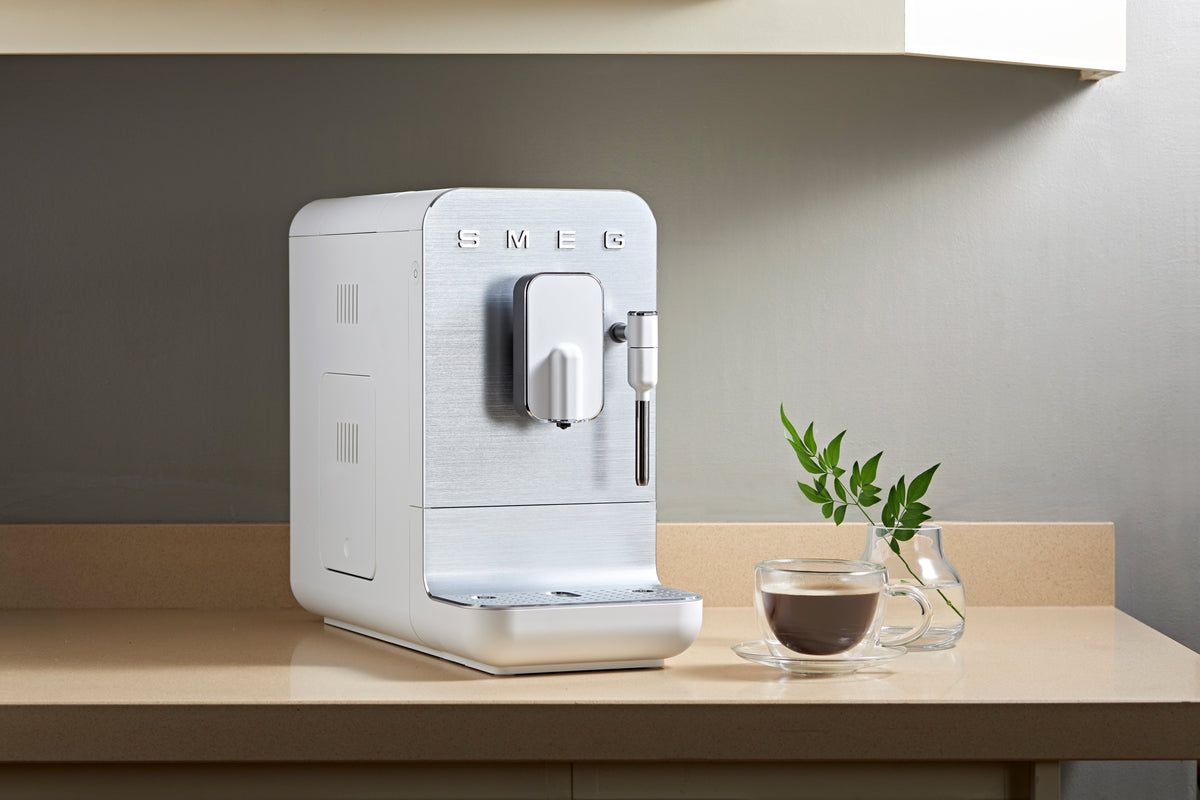 EAN 8017709334932 - Smeg BCC12WHMEU cafetera eléctrica Máquina espresso 1,4 L imagen 33