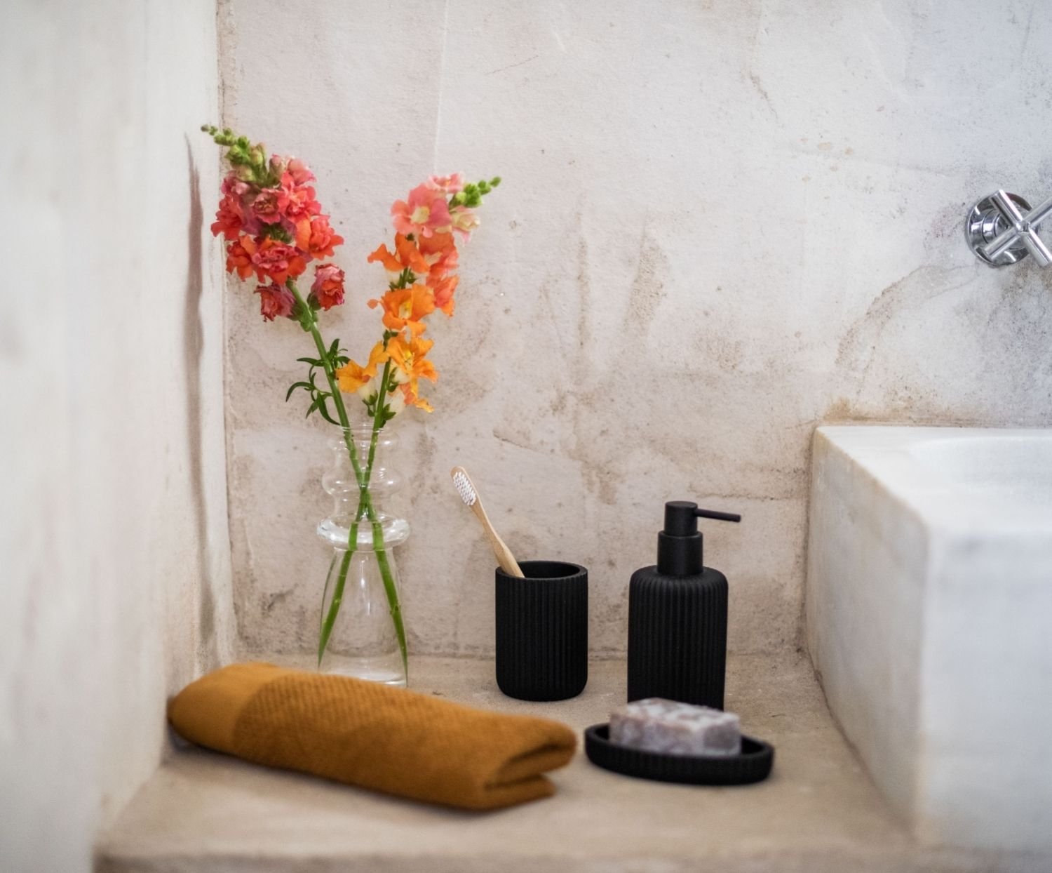 Dispensador Resina Negro Mate Ø7x16cm Andrea House