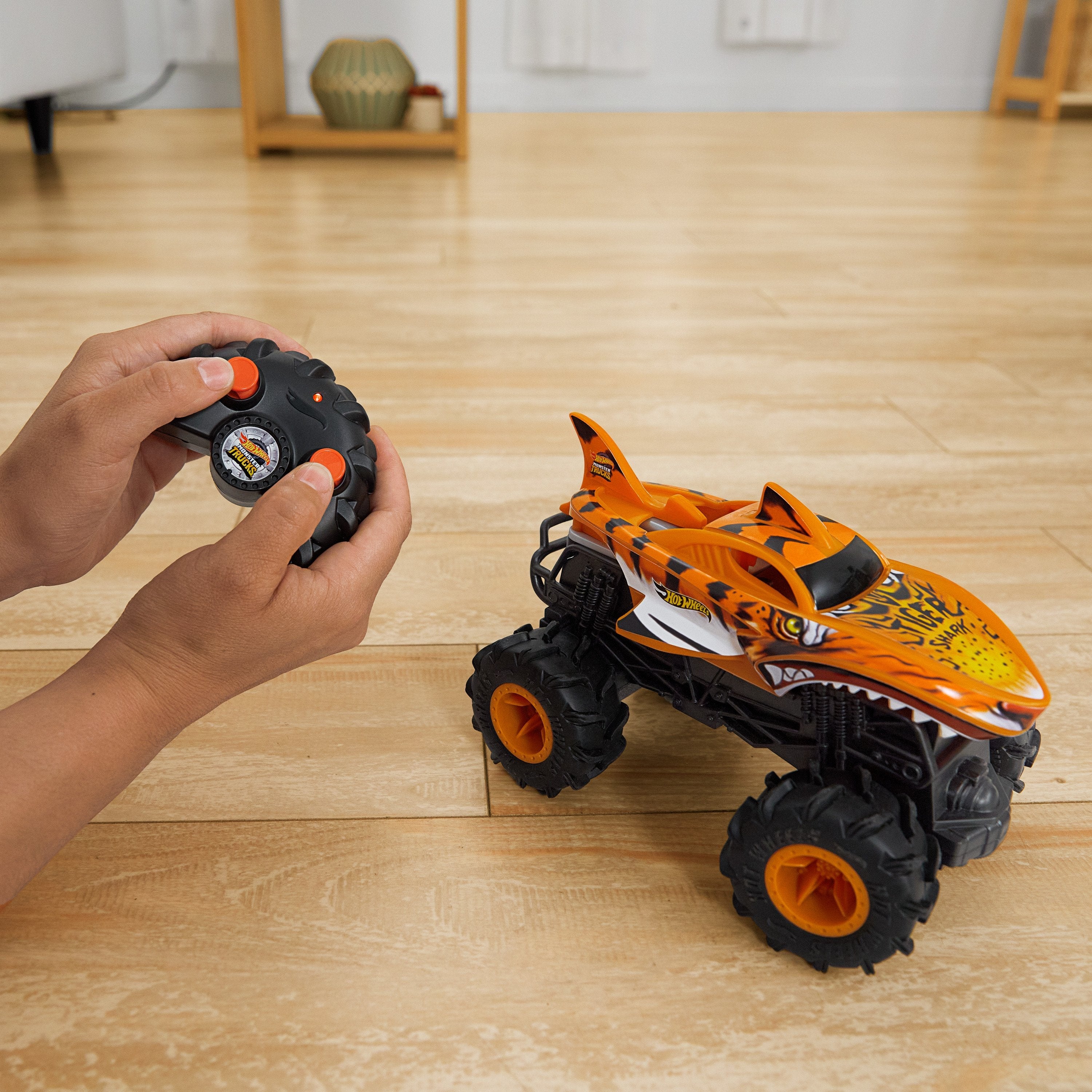 Mattel Hot Wheels Monster Trucks Zdalnie Sterowana Ciezarówka Tiger Shark