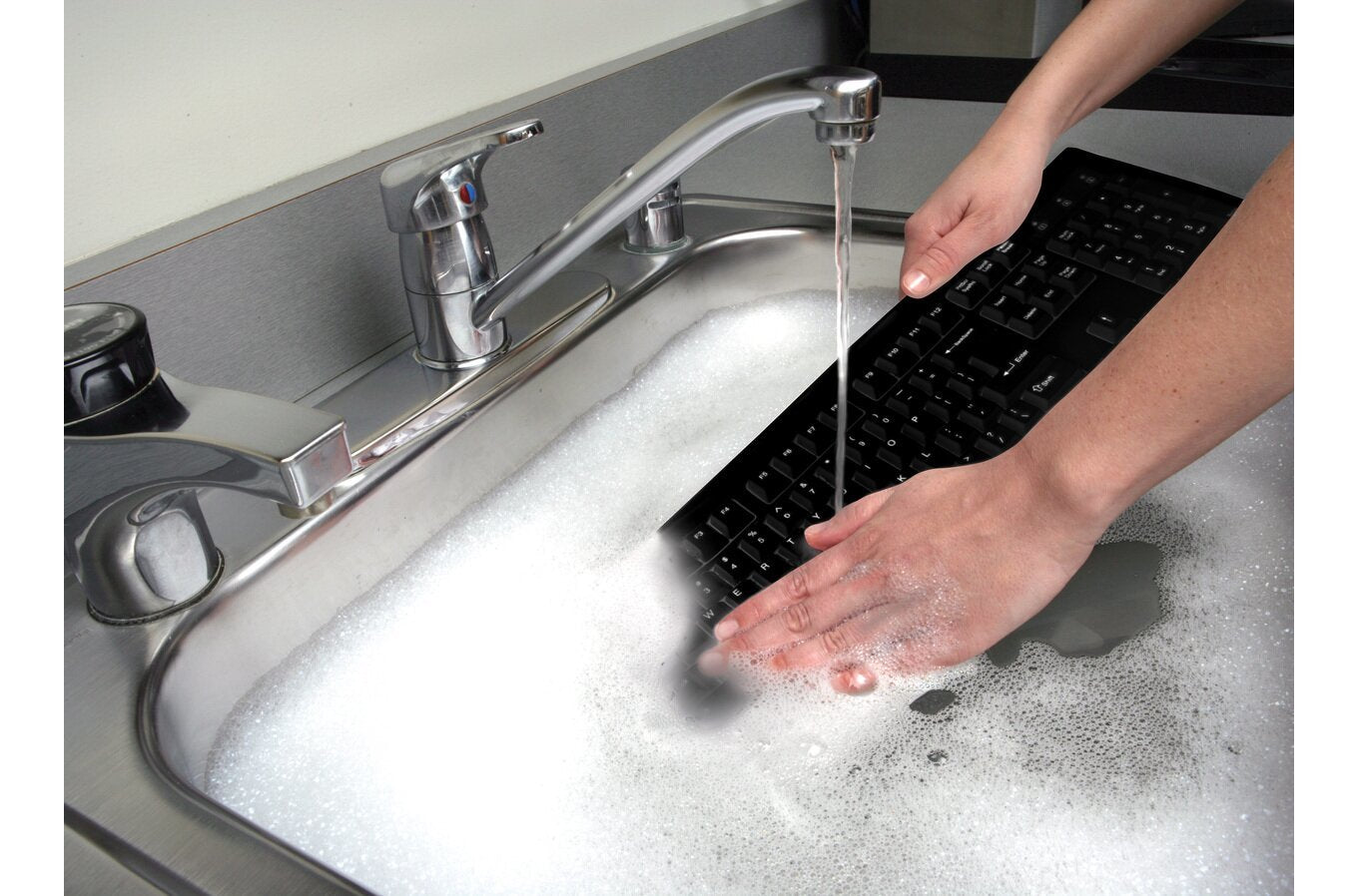 Kensington Teclado Lavable Con Cable Usb Qwerty Español Negro