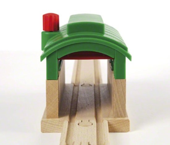 Brio World Caseta De Locomotoras Con Puerta Enrollable, Vía Férrea