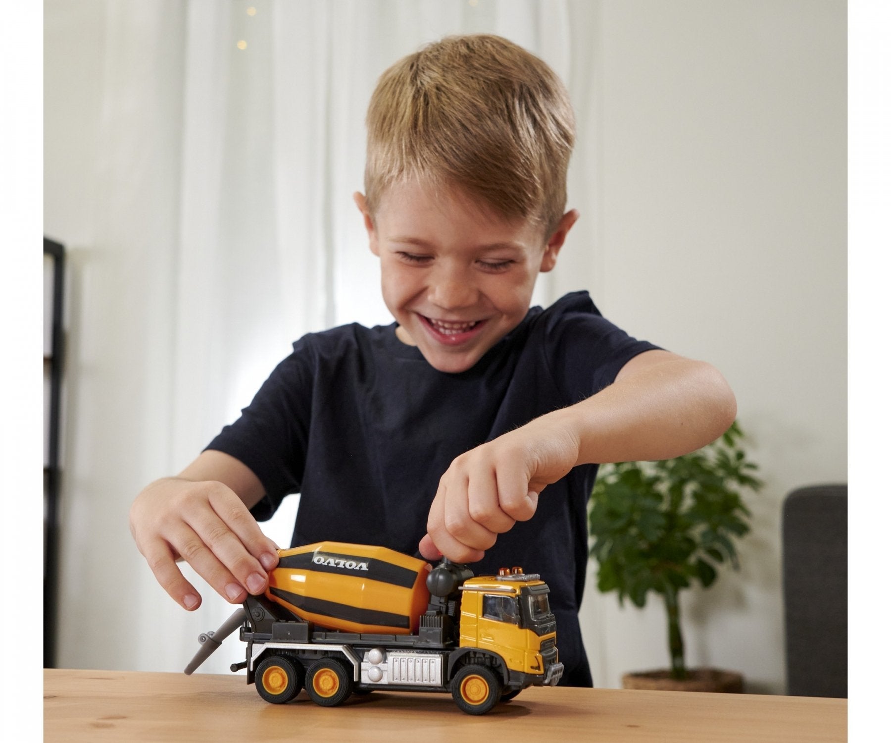 EAN 3467452068229 - Majorette Volvo Truck Cement Mixer imagen 3