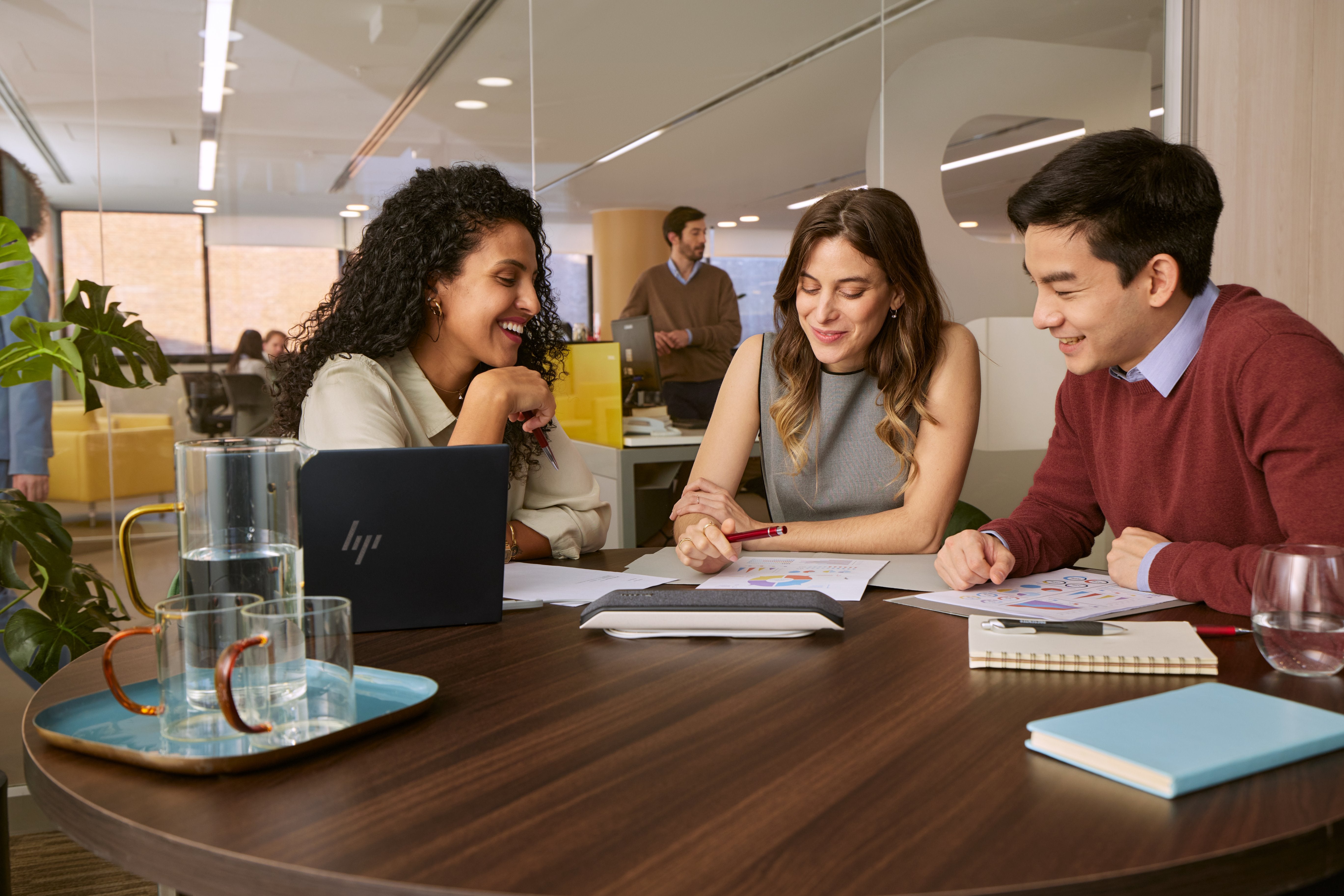 EAN 0197029590480 - HP Poly Sync 40+ Microsoft Teams Certified USB-A USB-C Speakerphone +BT700 USB-A Adapter altavoz Teléfono imagen 3