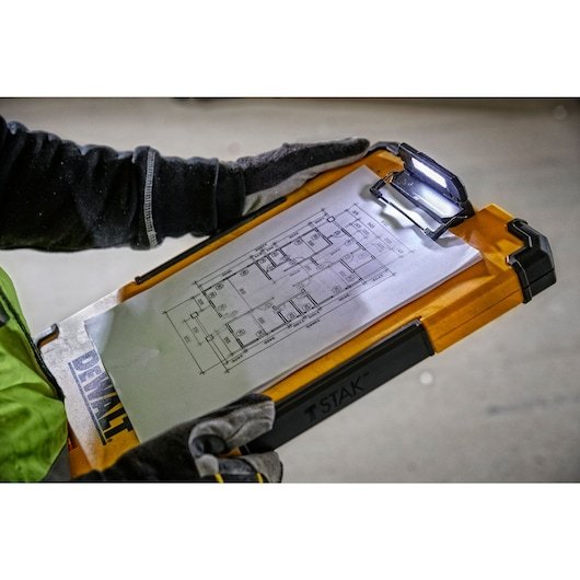 Portapapeles Ttak Dewalt, Amarillo Base/Negro, Con Luz Led De 180 ° Dwst82732-1