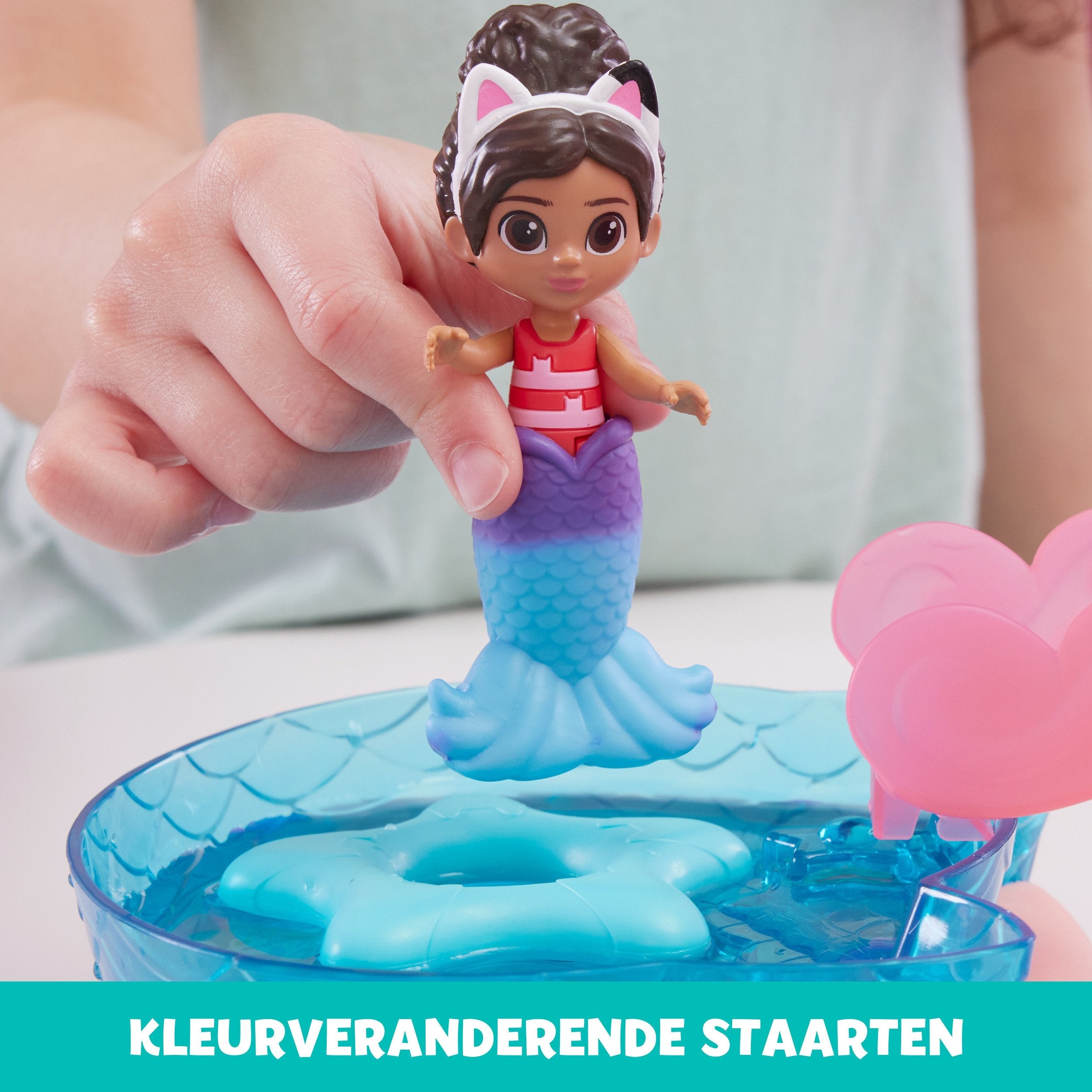 Spin Master Dreamworks Gabby'S Dollhouse Cat Adventures - Purrific Pool Party Playset, Telón De Fondo Con Figuras De Gabby Y Merkitten 6067878