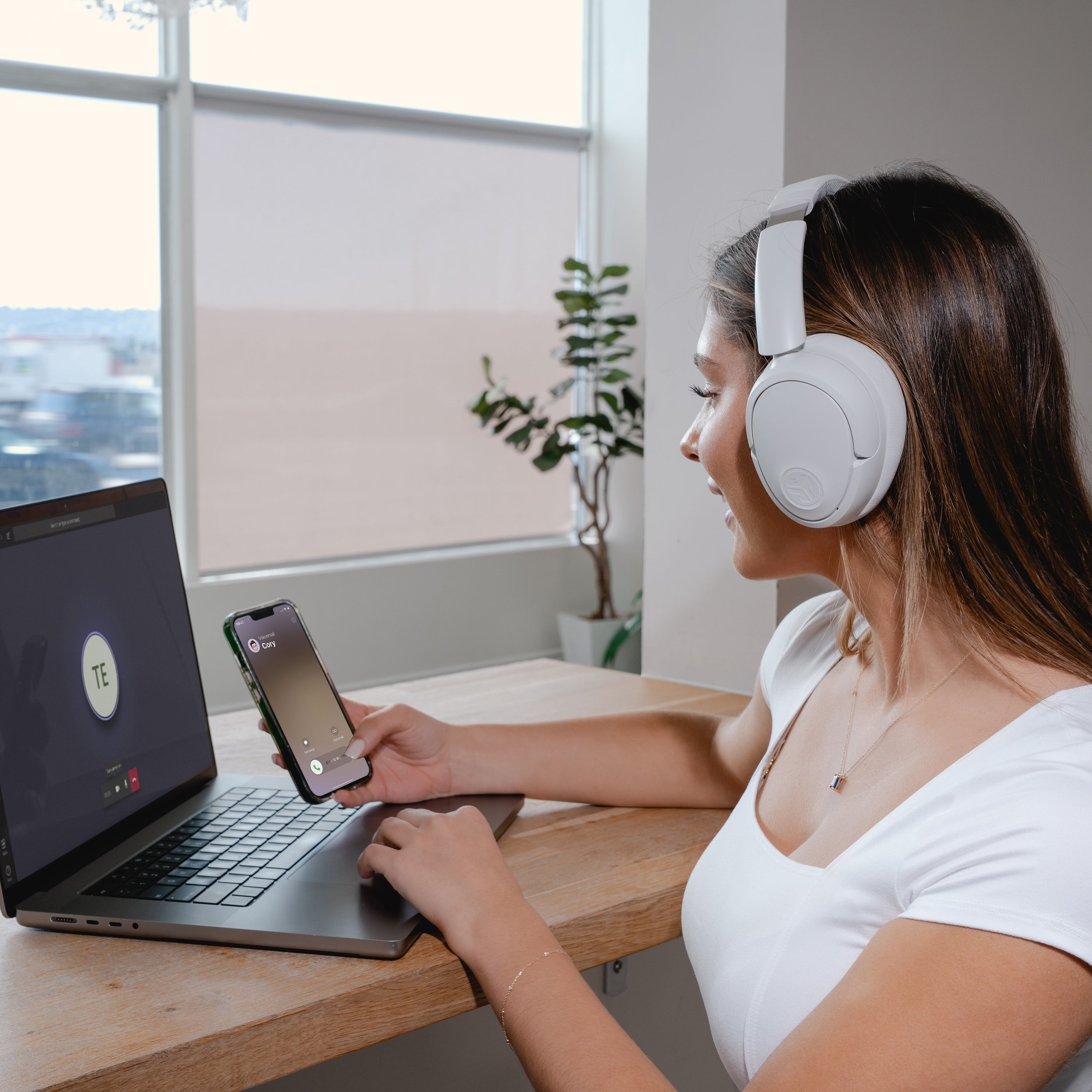 Auriculares Jlab Lux Anc Inalámbrico  Bluetooth Ieuhbjluxancrwht62 Blanco