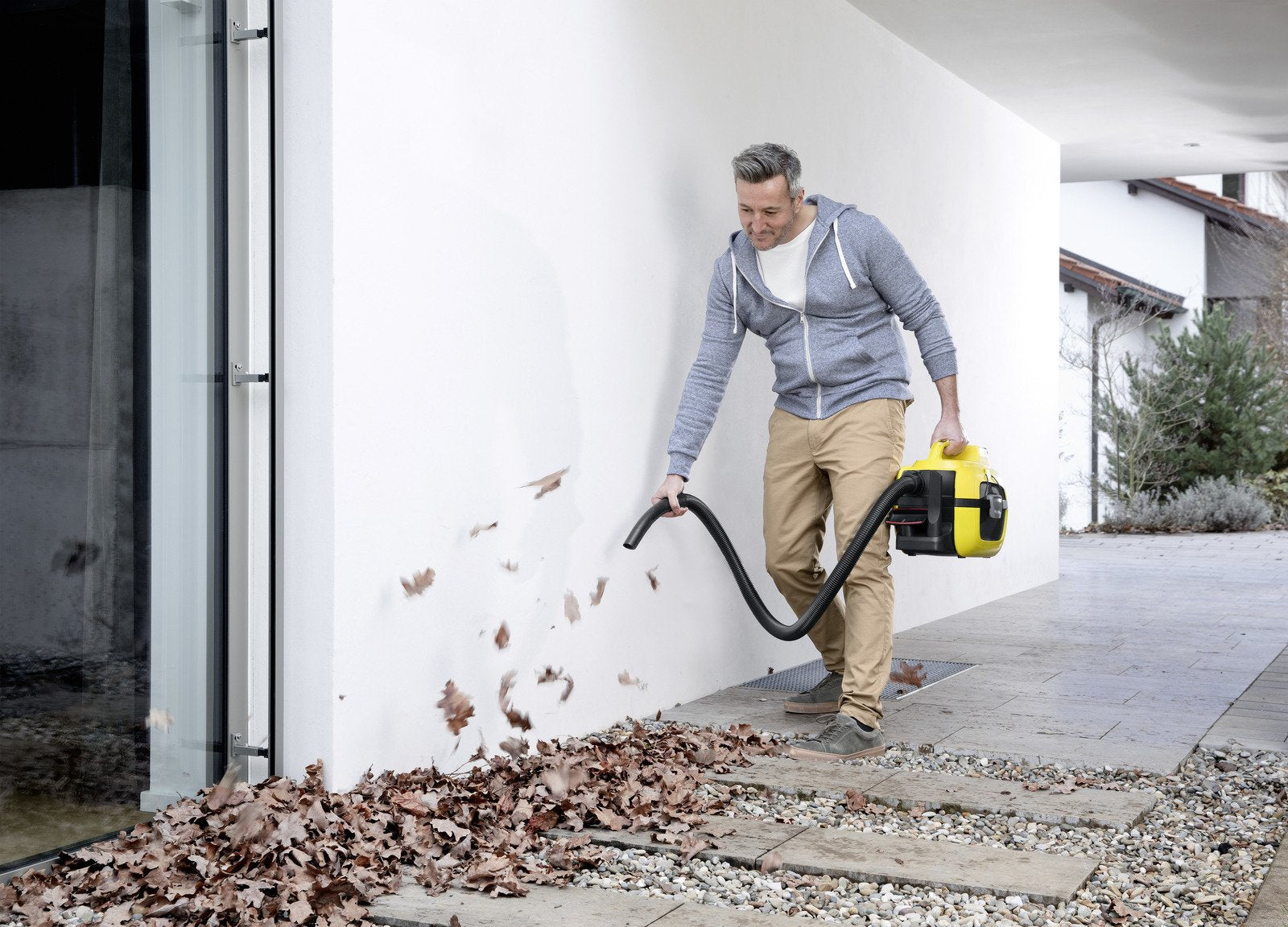 EAN 4054278353036 - Kärcher 1.198-300.0 aspiradora 7 L Aspiradora cilíndrica Secar 230 W Bolsa para el polvo imagen 7