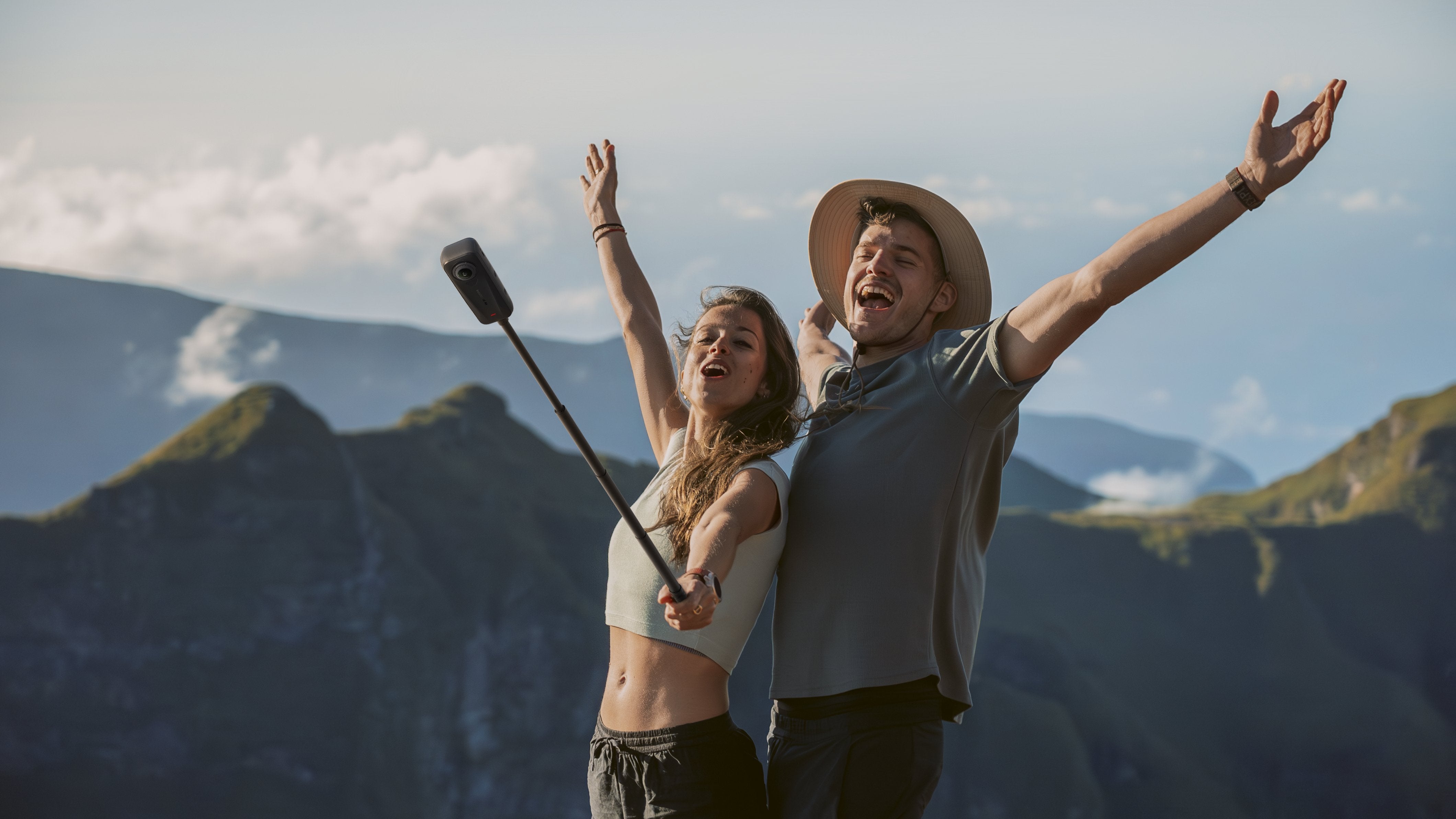 Insta360 X4 Air Starter Bundle: Cámara Esférica De 360° Con Un Conjunto De Accesorios