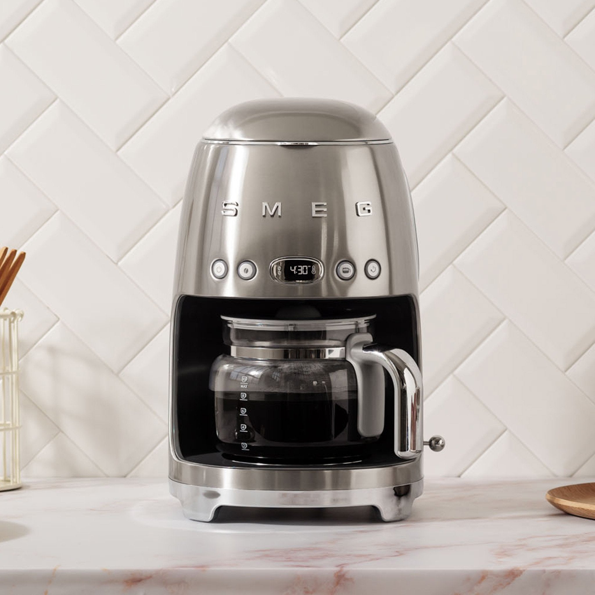 EAN 8017709280543 - Smeg DCF02SSEU cafetera eléctrica Totalmente automática Cafetera de filtro 1,4 L imagen 7
