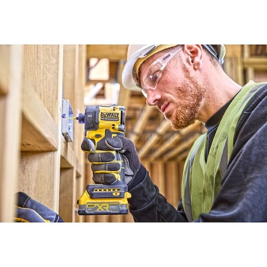 Llave De Impacto Hidráulica Inalámbrica Dewalt Dcf870e2t, 1/4", 18 Voltios Amarillo/Negro, 2 Baterías Powerstack Li-Ion 1,7 Ah, En Caja T Stak Dcf870e2t-Qw