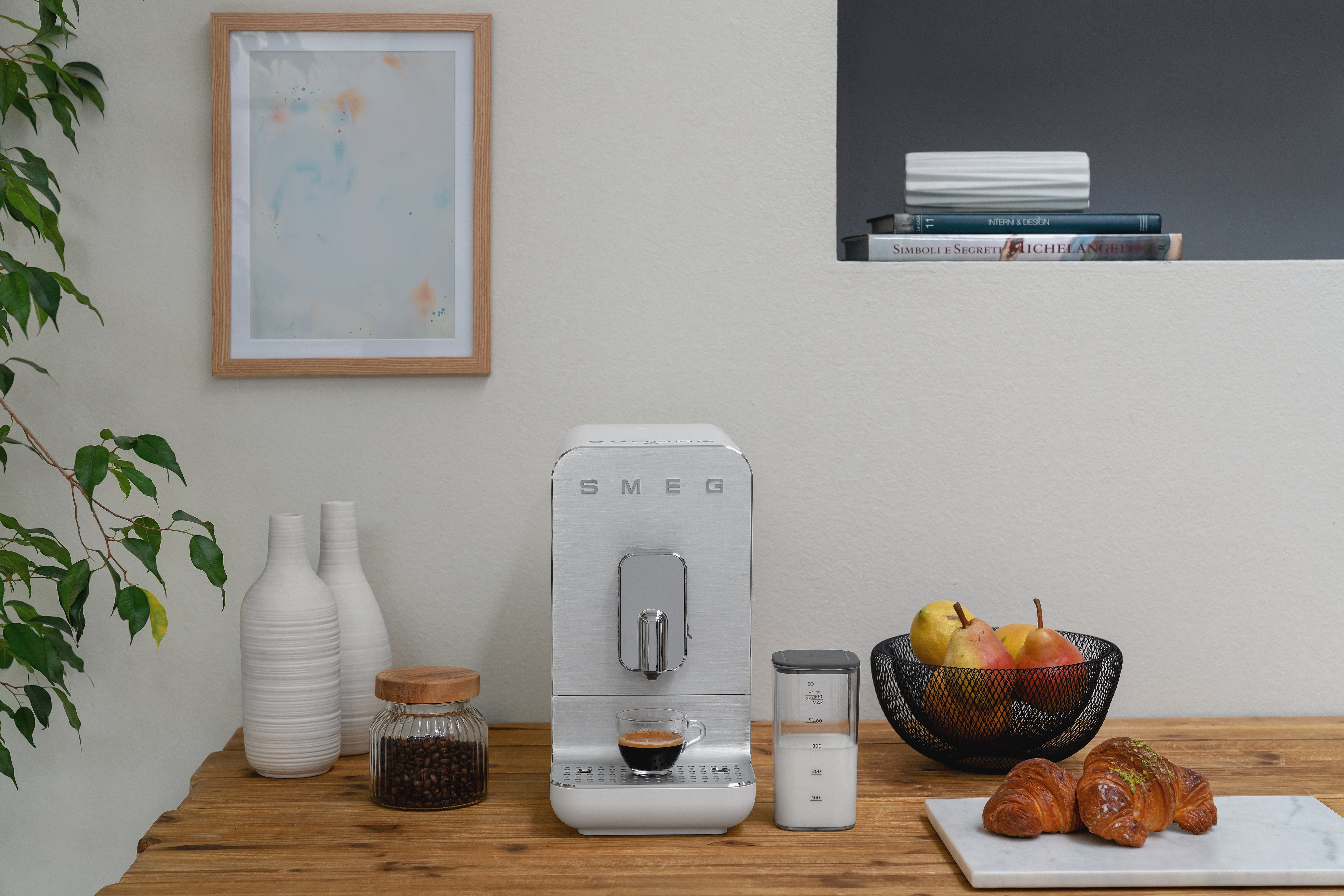 EAN 8017709335052 - Smeg BCC13WHMEU cafetera eléctrica Totalmente automática Máquina espresso 1,4 L imagen 33