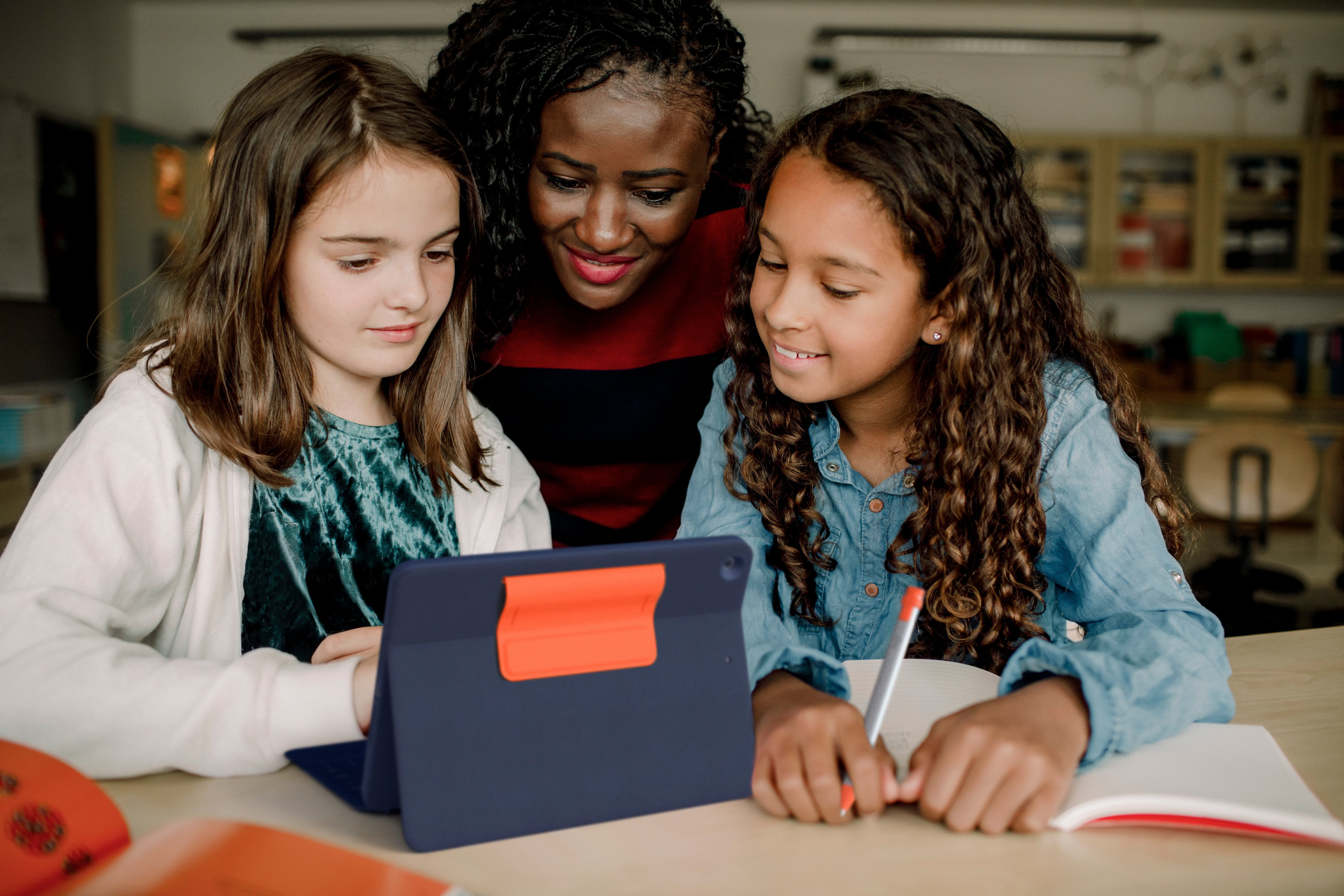 EAN 5099206089792 - Logitech 920-009658 teclado para móvil QWERTY Inglés del Reino Unido Smart Connector Azul imagen 9