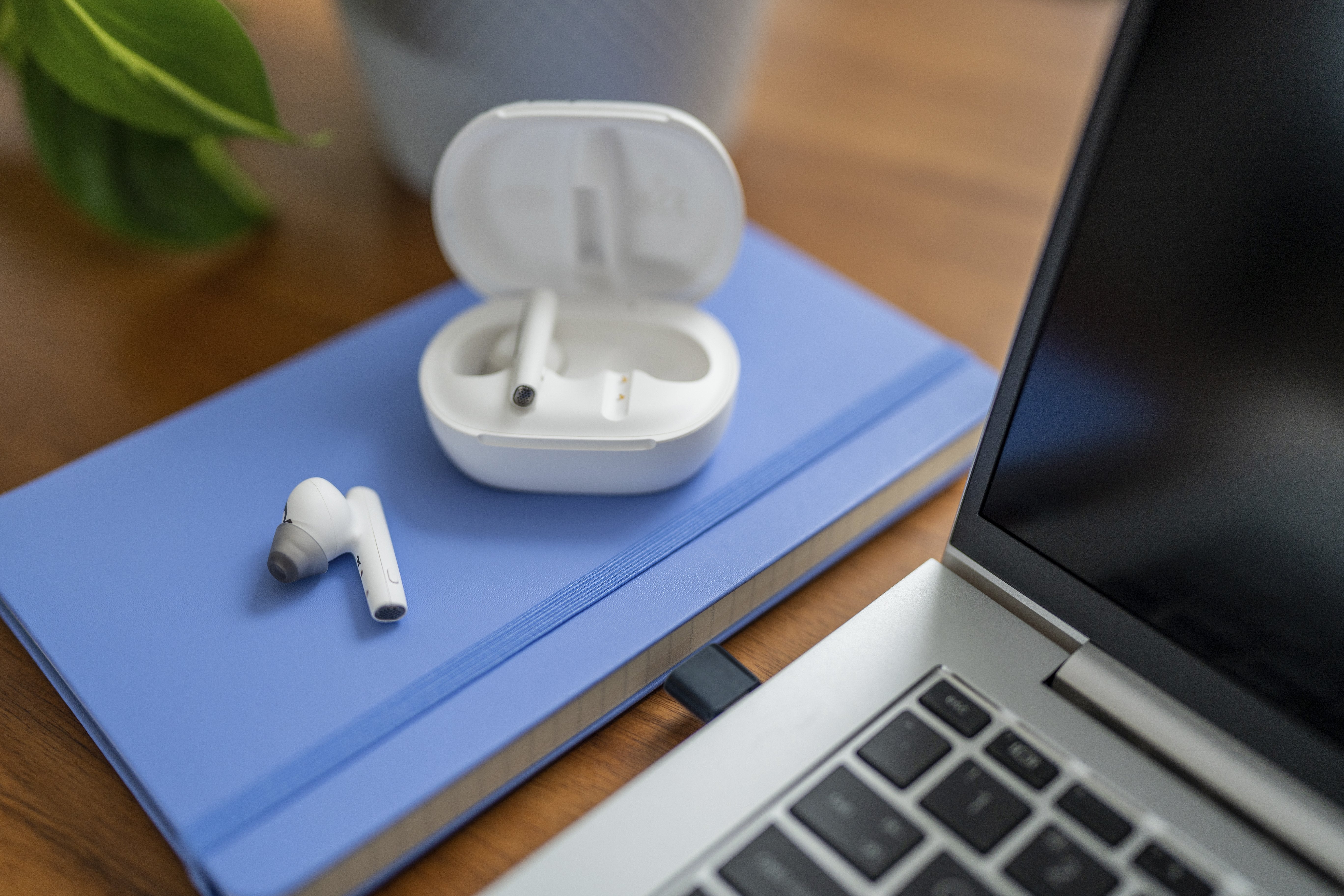 EAN 0197497838626 - HP Poly Voyager Free 60/60+ Microsoft Teams Certified White Earbuds (2 Pieces) imagen 4