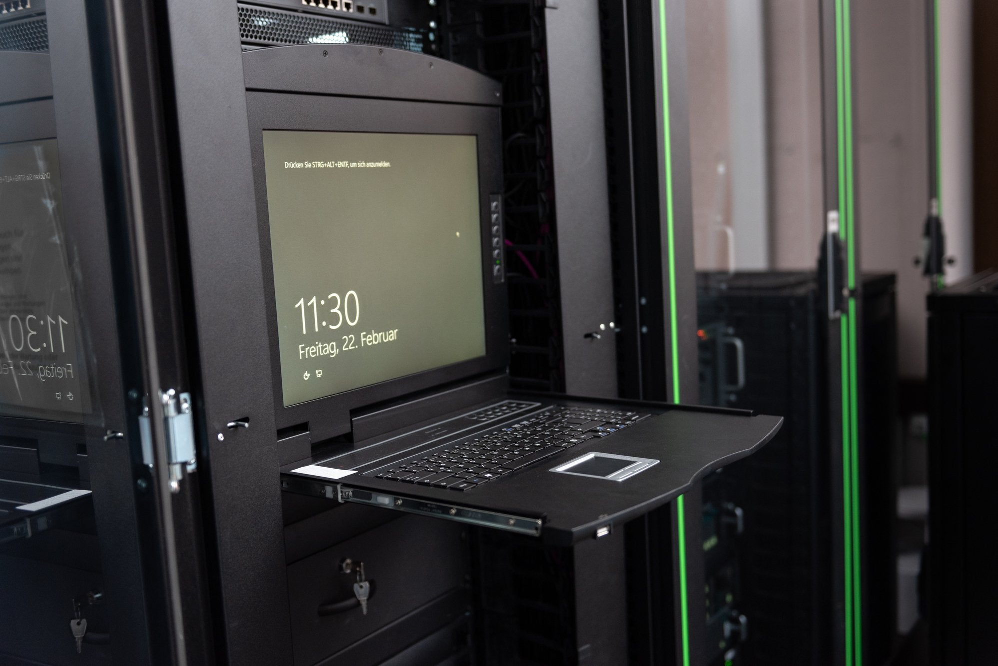 EAN 4016032482178 - Digitus DS-72221-6ES consola de rack 48,3 cm (19") 1920 x 1080 Pixeles Negro 1U imagen 2