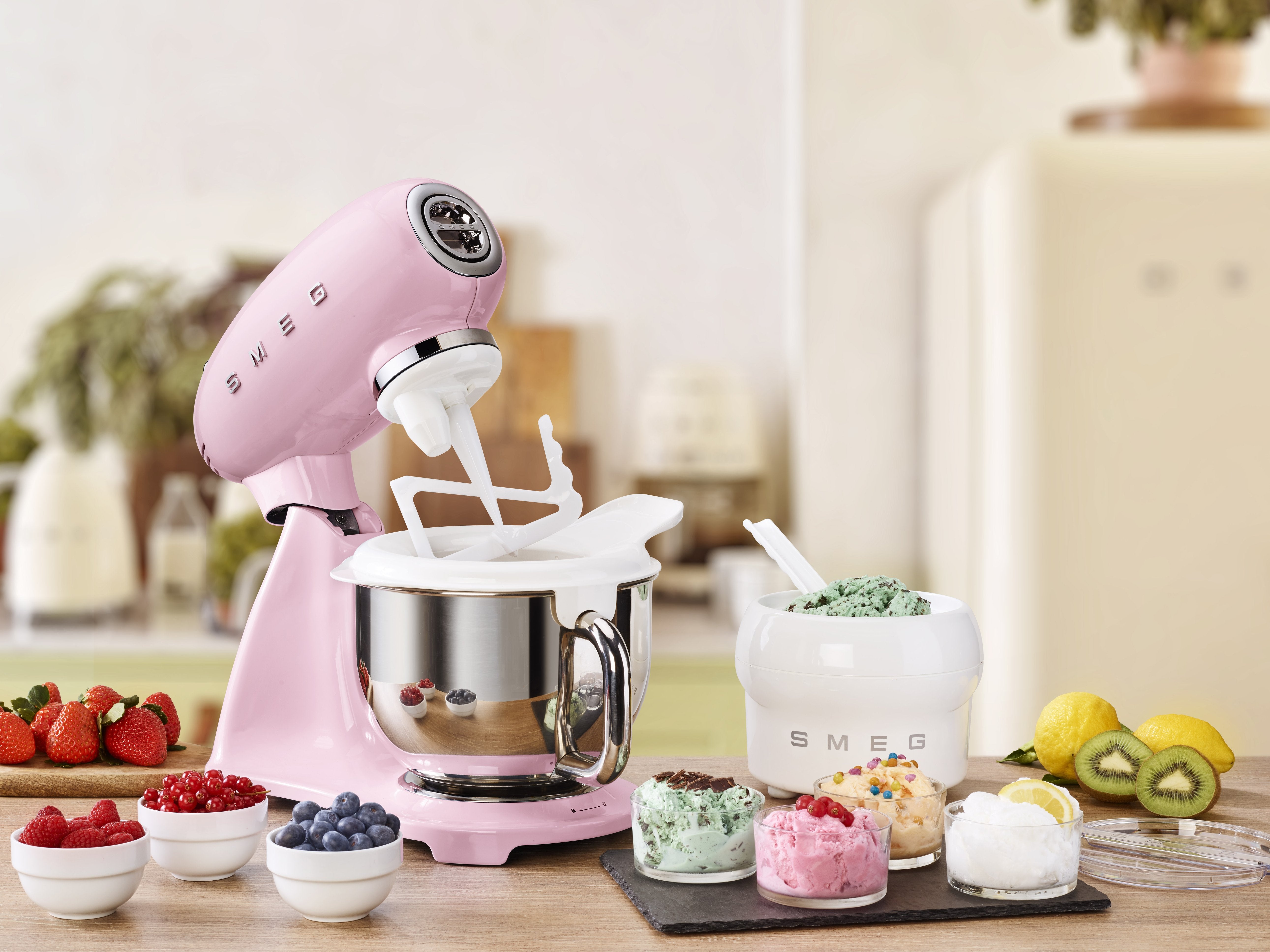 EAN 8017709319212 - Smeg SMF03PKEU batidora Batidora de varillas 800 W Rosa imagen 19