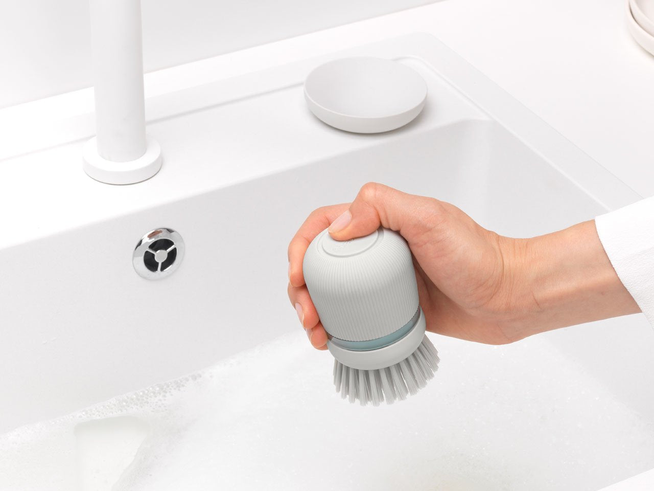 Cepillo Dispensador De Jabon Brabantia Gris Claro