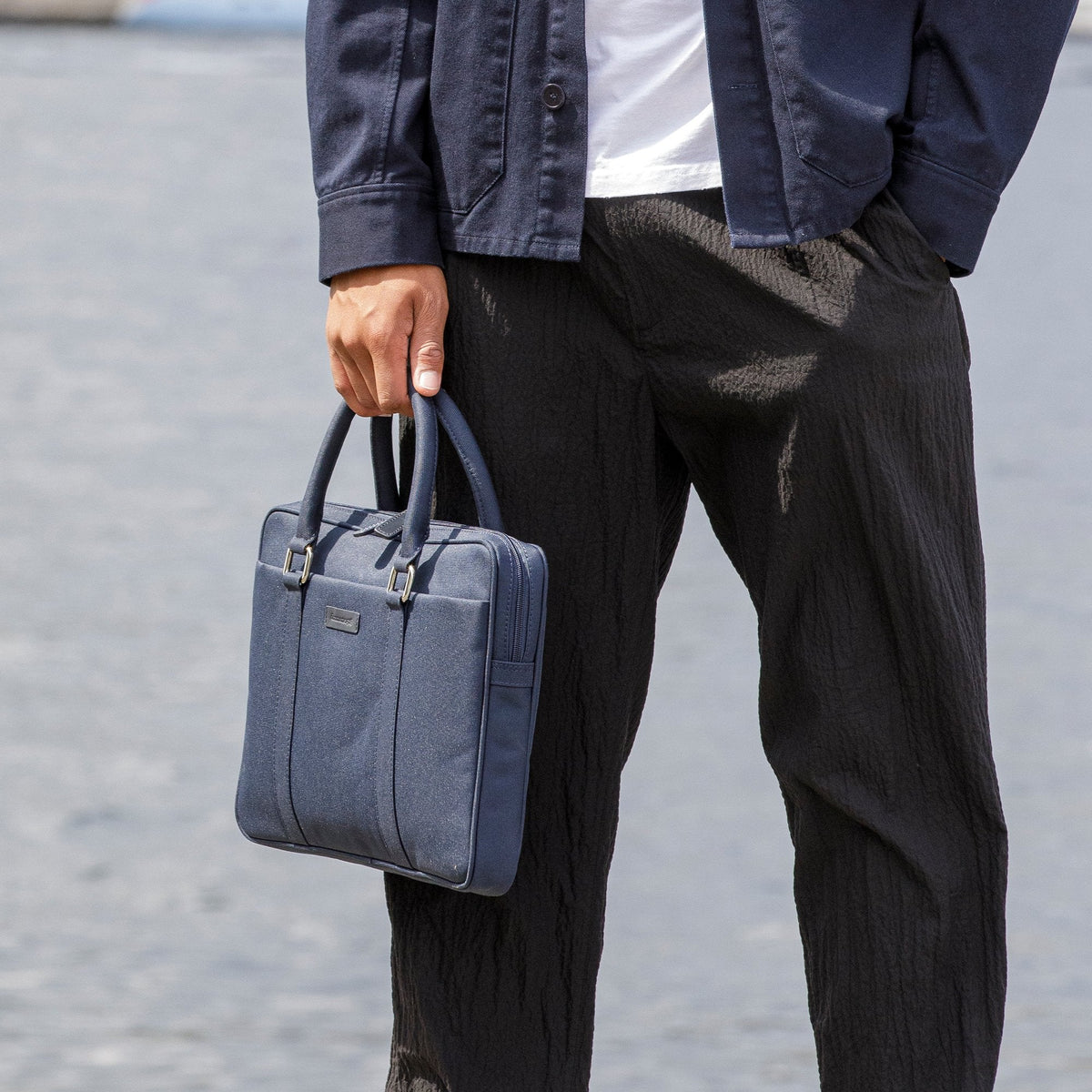 Dbramante1928 Stelvio Slim Laptop Bag Pure Funda De Transporte Para Portátil 14" Azul Hardware Con Acabado Plateado