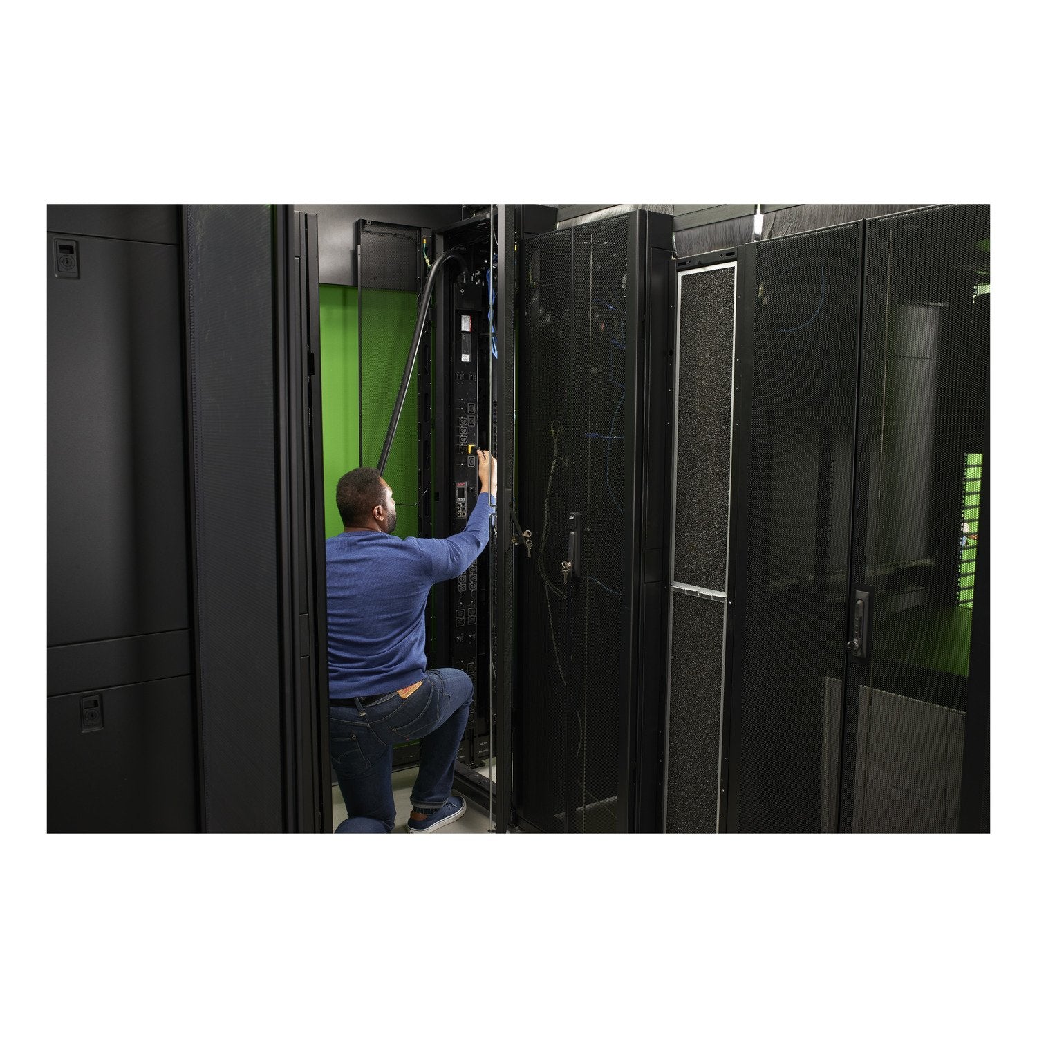 Apc Rack Pdu 9000 Switched Apdu9959na3 Unidad De Distribución De Potencia (Montaje En Bastidor) Ca 200/208 V 3.3 Kw 3300 Va Ethernet 10/100/1000 Input: Nema L6-20 Conectores De Salida: 24 (21 Iec 60320 C13/C15 3 Iec 60320 C19/C21) 0u 3