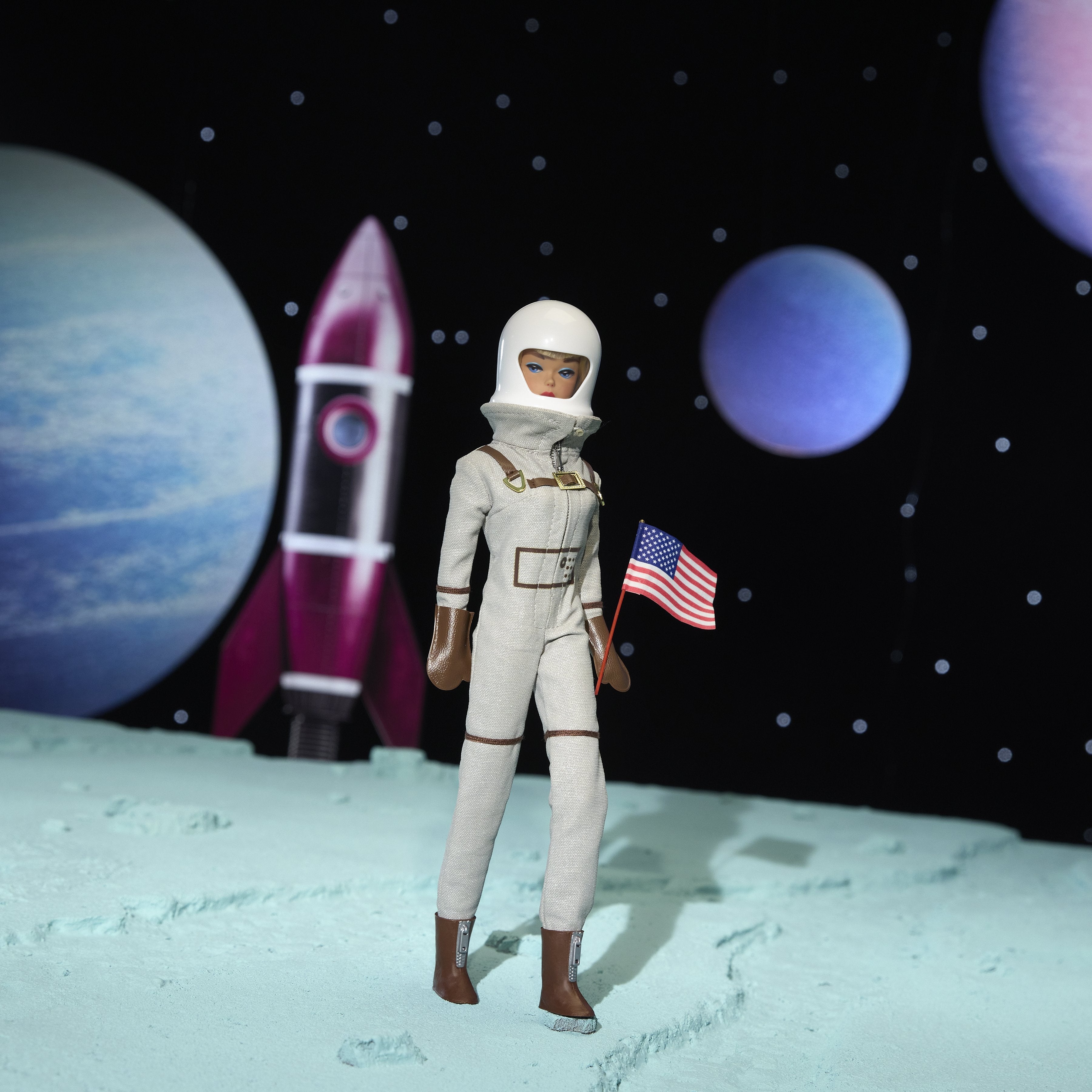 Barbie Barbie Signature Miss Astronaut Collection Doll Con Traje De Color Plateado, Botas De Habitación Y Accesorios De Casco Jbj48