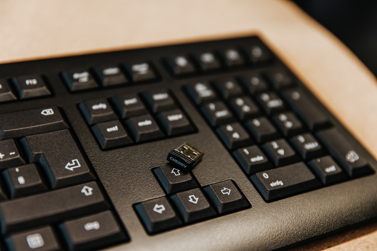 EAN 4025112109850 - CHERRY KW 3000 teclado Universal RF inalámbrico QWERTY Español Negro imagen 6