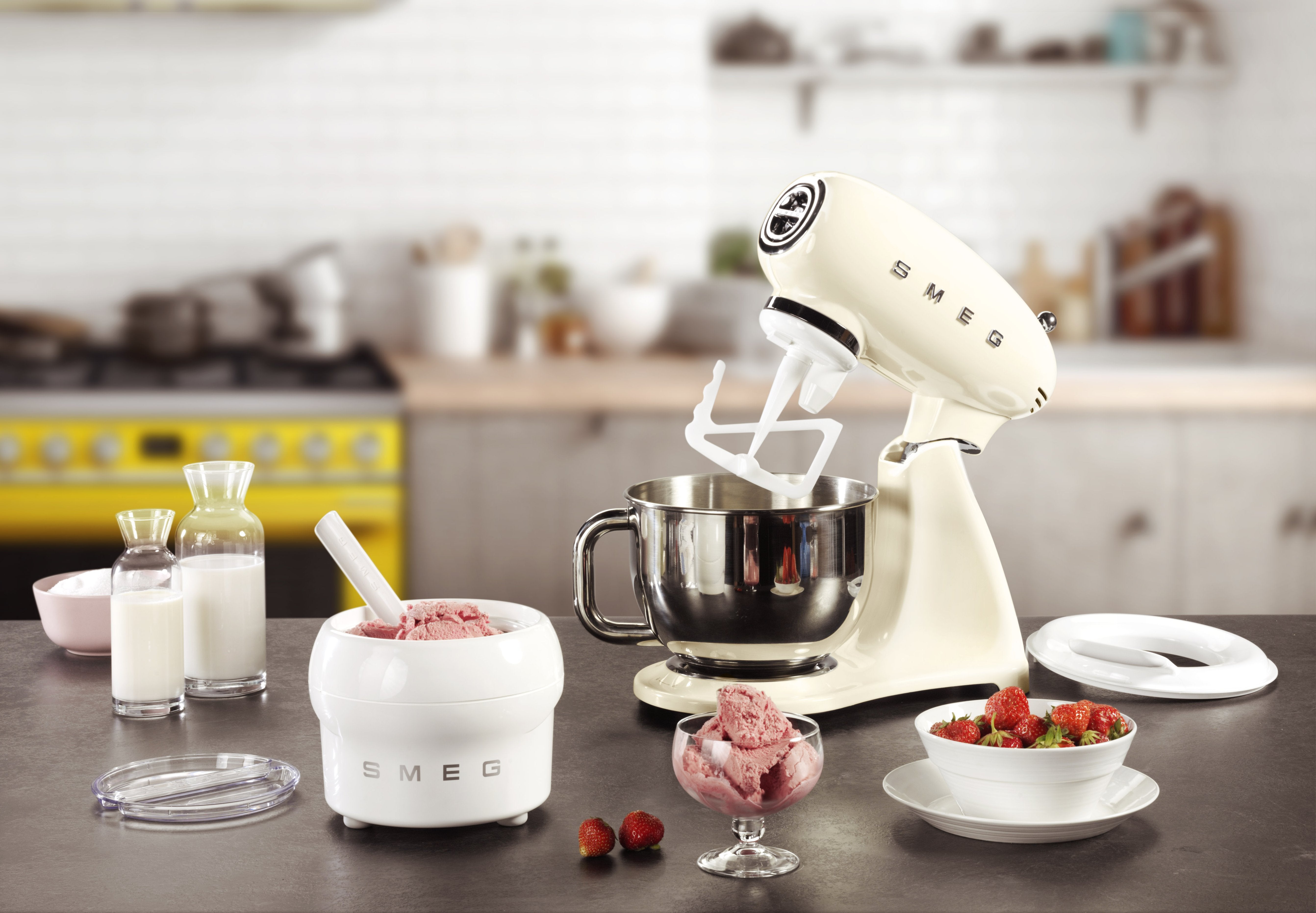 EAN 8017709269159 - Smeg SMF03CREU batidora Batidora de varillas 800 W Crema de color imagen 19