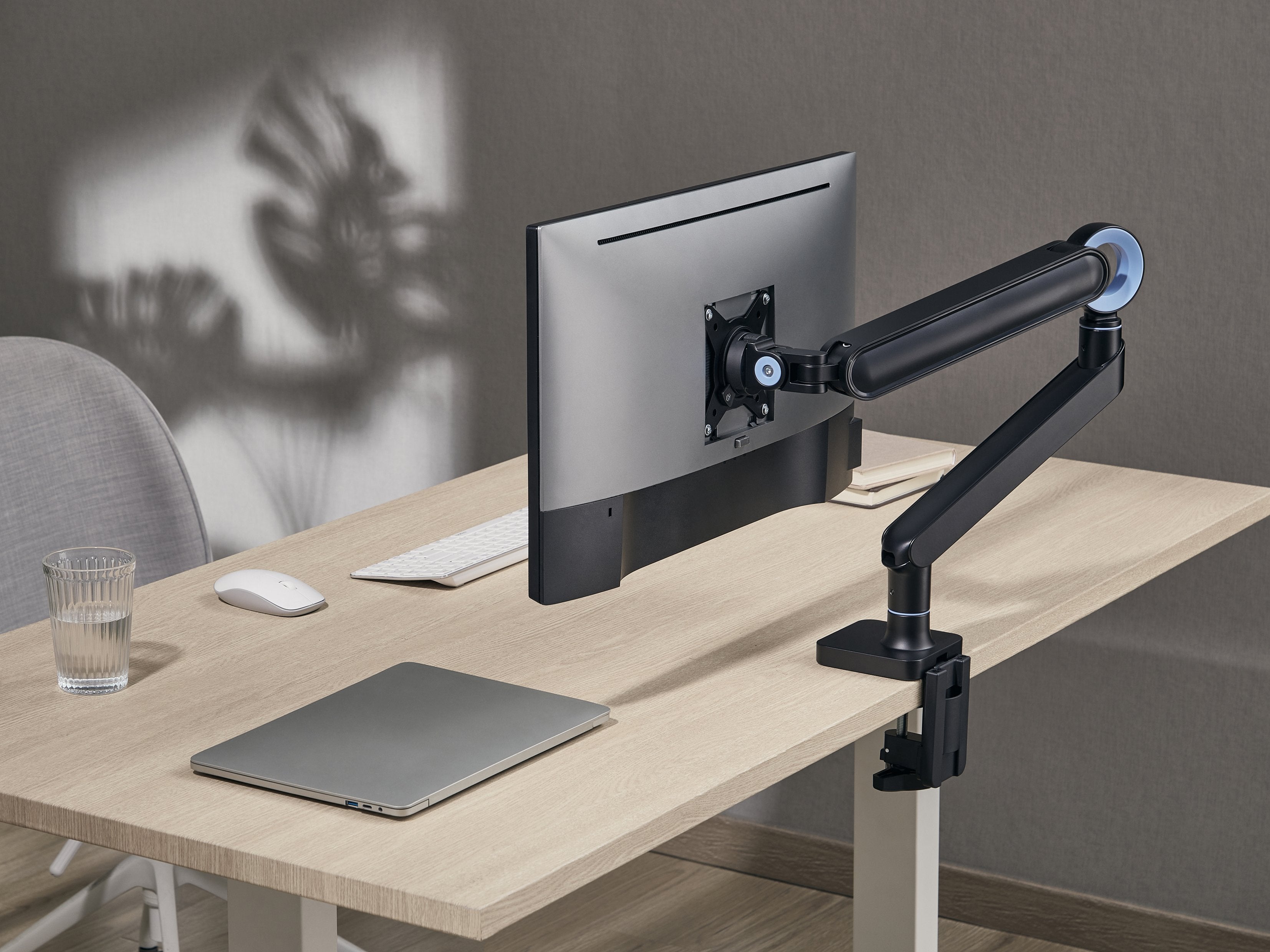 Soporte De Mesa Equip 650184 Para 1 Monitor De 17-35 Negro De Aluminio Max. 10.5kg Por Pantalla Max.Vesa 100x100  Resorte De Gas