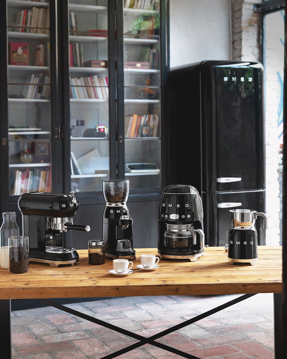 EAN 8017709316082 - Smeg MFF11BLEU espumador o calentador de leche Automatic milk frother/warmer Negro imagen 6