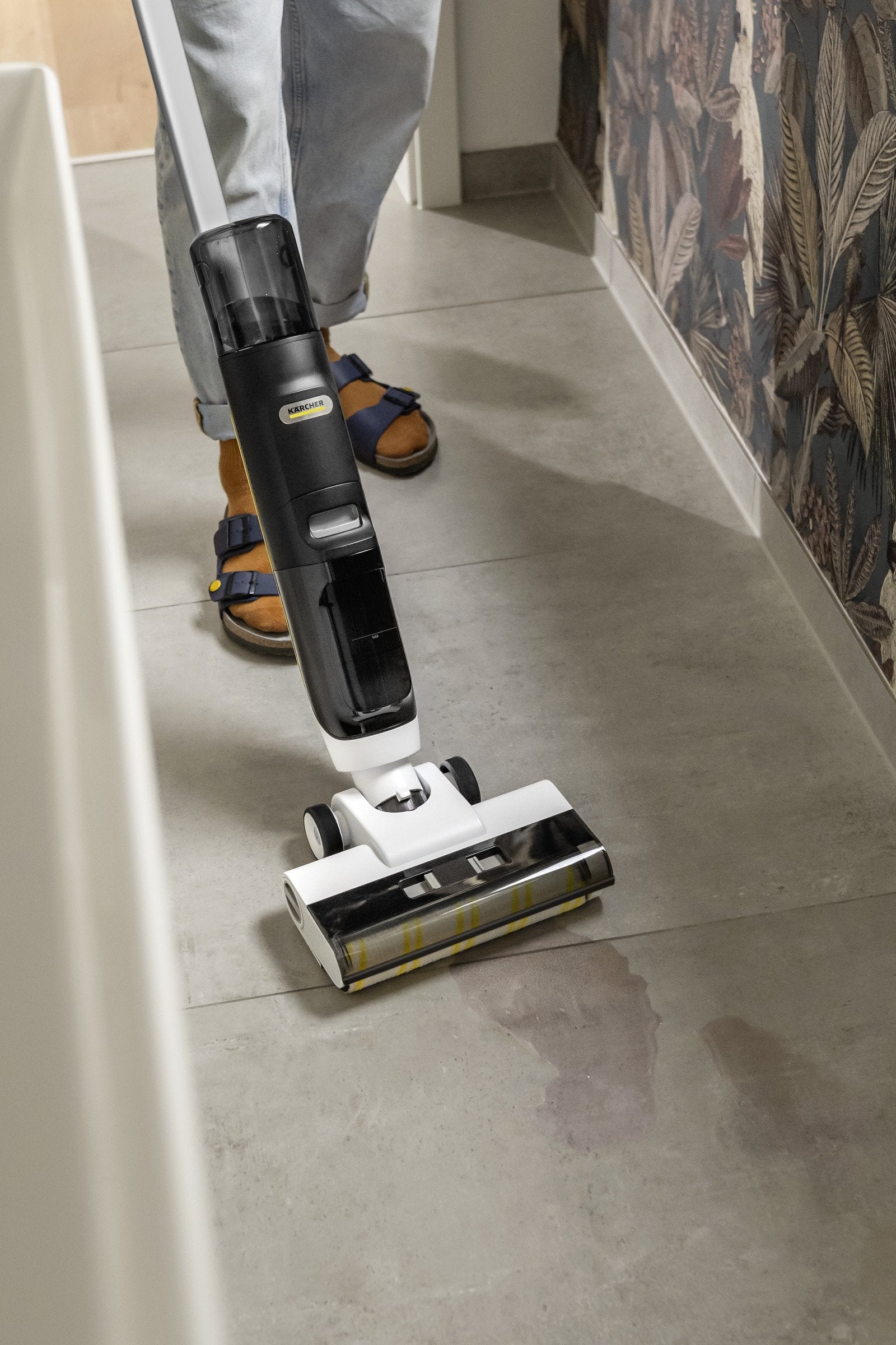 EAN 4066529148155 - Kärcher FCV 3 vloerreiniger Aspiradora escoba 2 en 1 Batería Seca y húmeda HEPA Sin bolsa 160 W Blanco imagen 8
