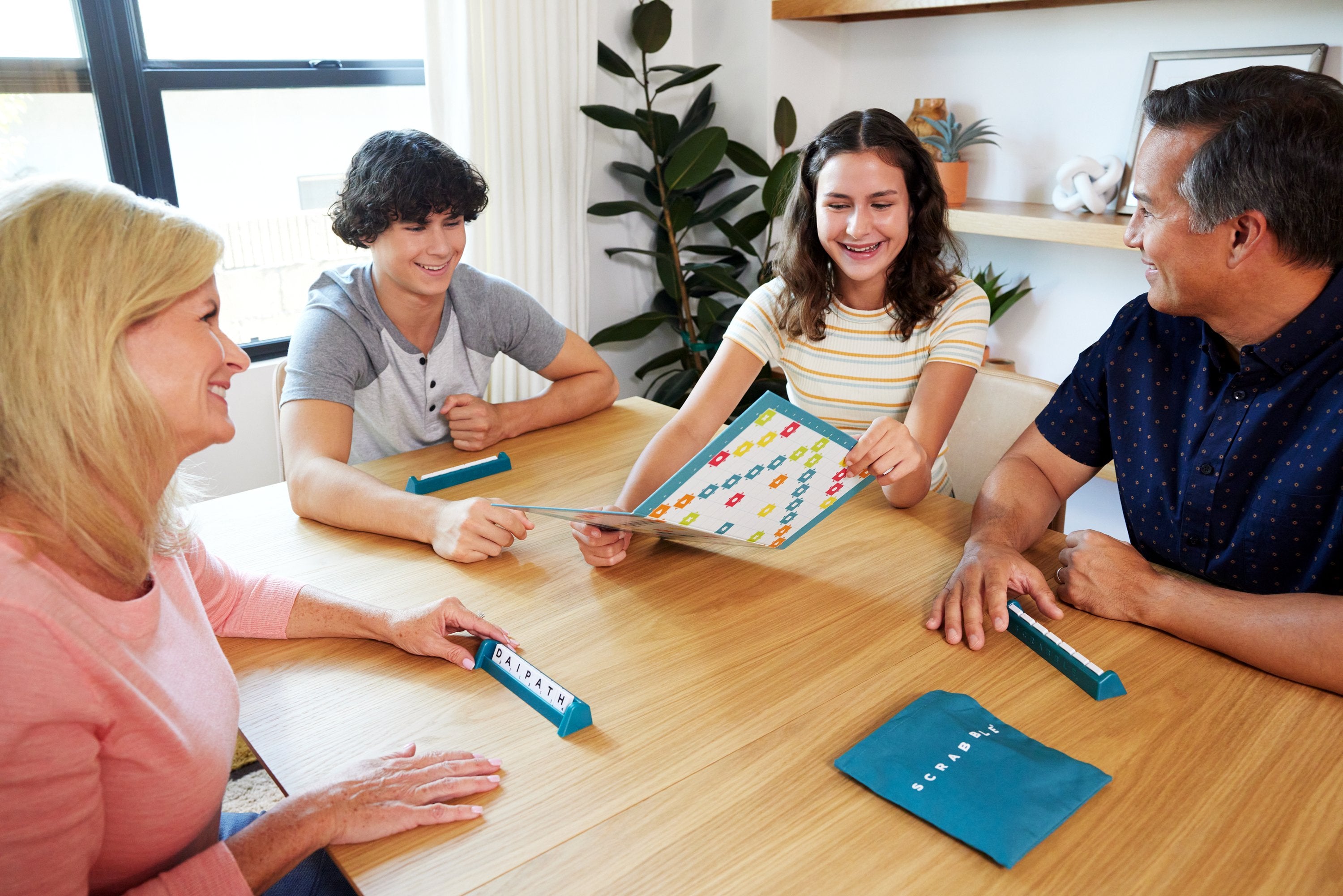 EAN 0194735239375 - Mattel Games HXV99 juego de tablero Word imagen 2