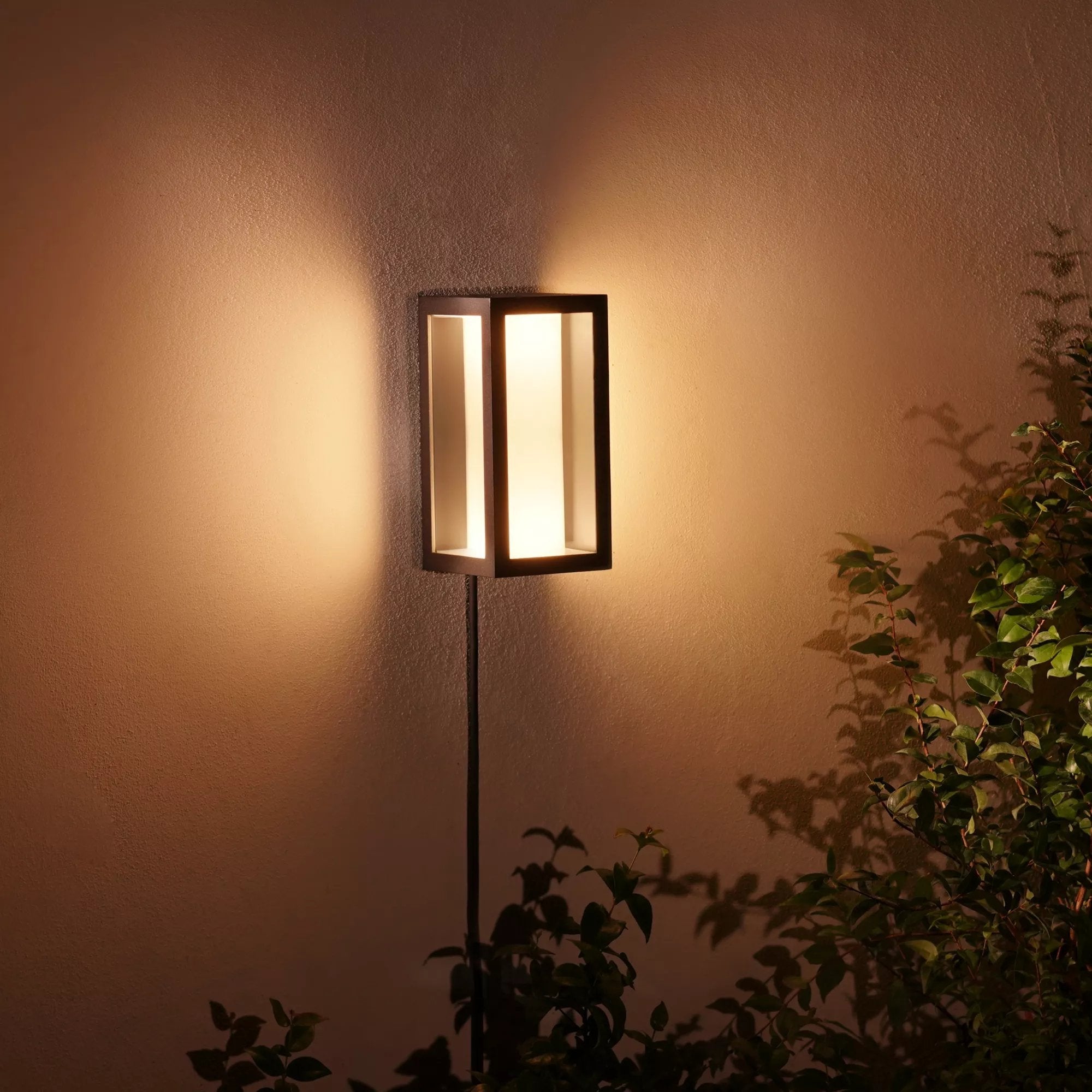 EAN 8718696174333 - Philips Hue White and Color ambiance 1745930P7 Aplique de pared para exterior 8 W imagen 2