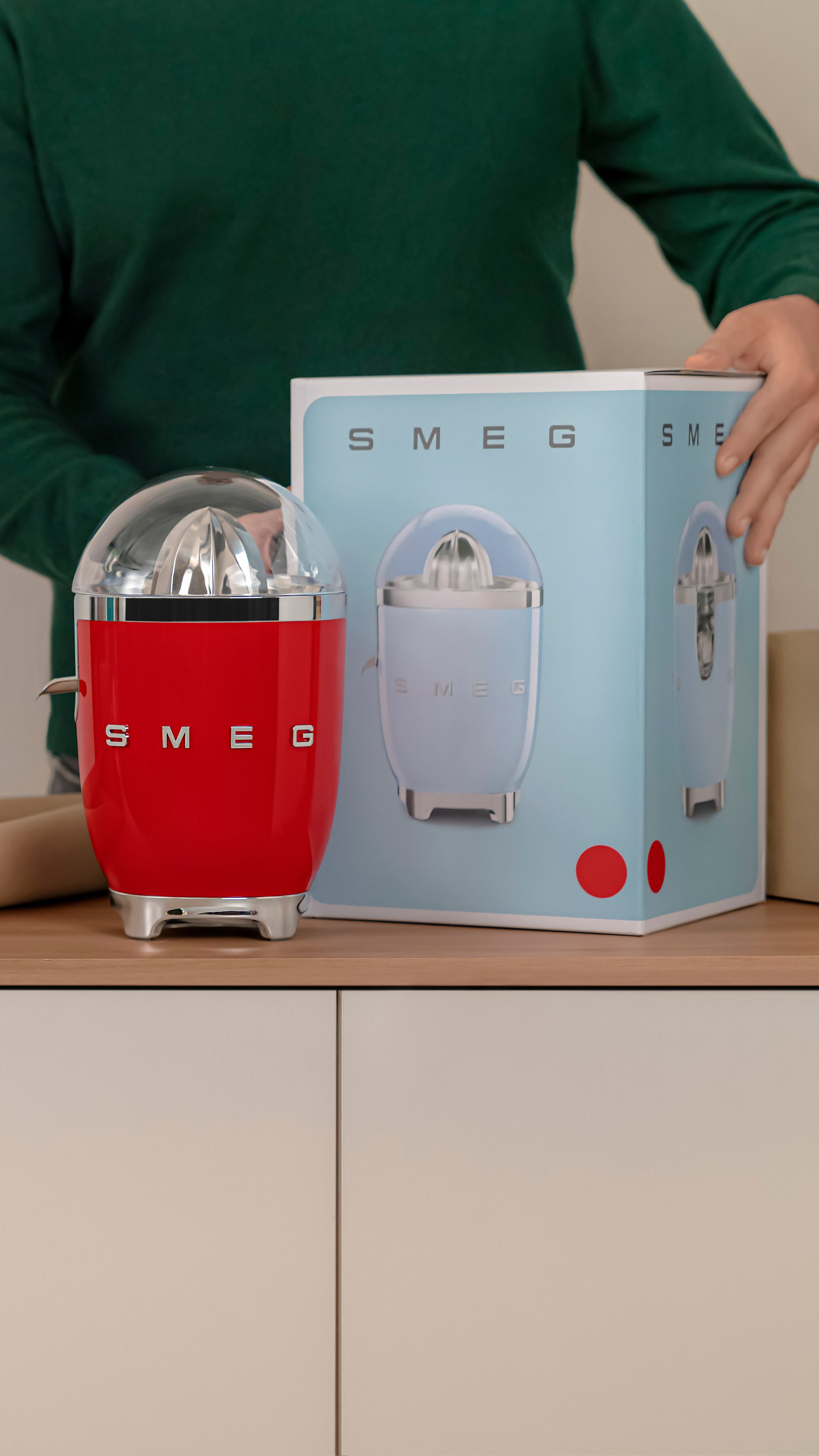 EAN 8017709318925 - Smeg CJF11RDEU prensa de cítricos eléctricos 70 W Rojo imagen 18