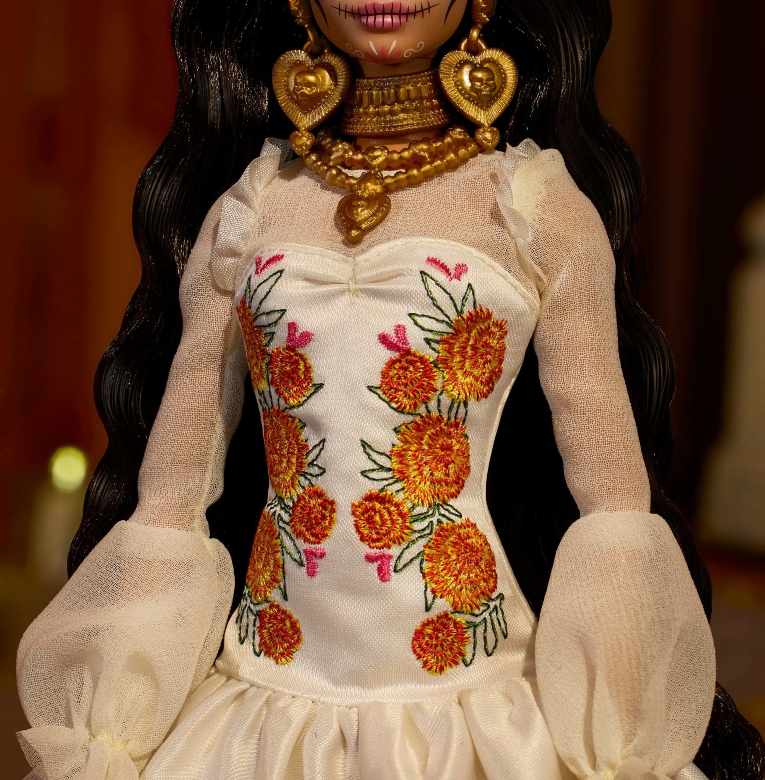 Muñeca  Barbie Signature Dia De Muertos 2025 Con Vestido Color Crema Con Volantes Jbj05