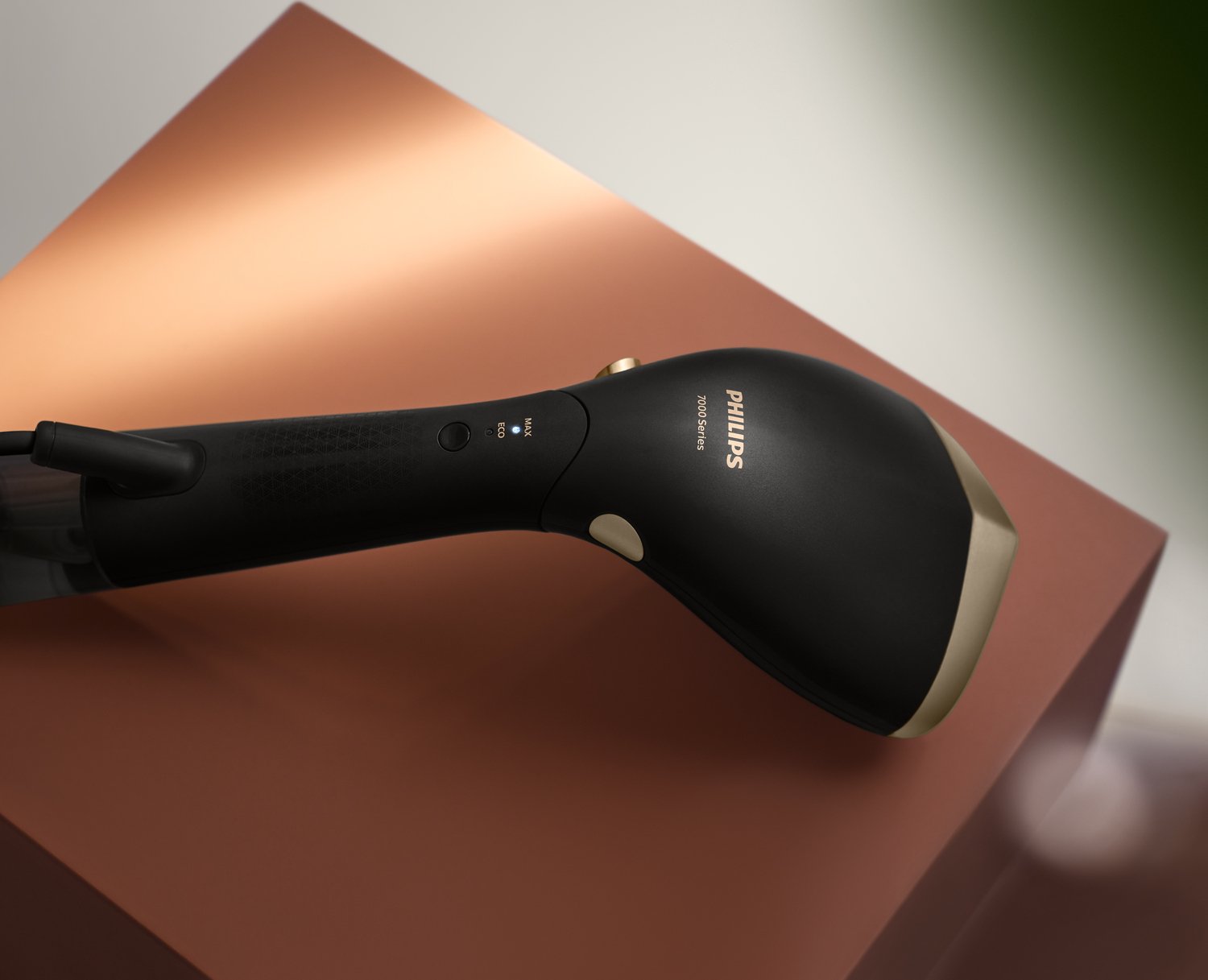 EAN 8720389007484 - Philips 7000 series STH7060/80 vaporizador para ropa Vaporizador manual de prendas 1500 W Negro imagen 6