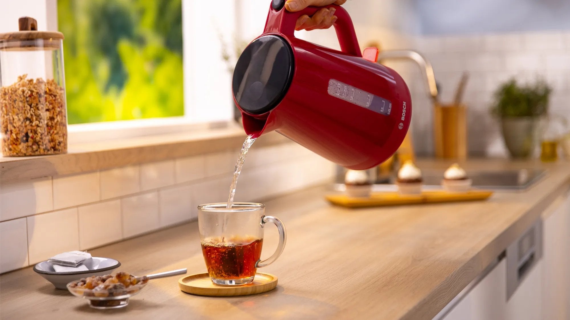 EAN 4242005397662 - Bosch MyMoment tetera eléctrica 1,7 L 2400 W Rojo imagen 2