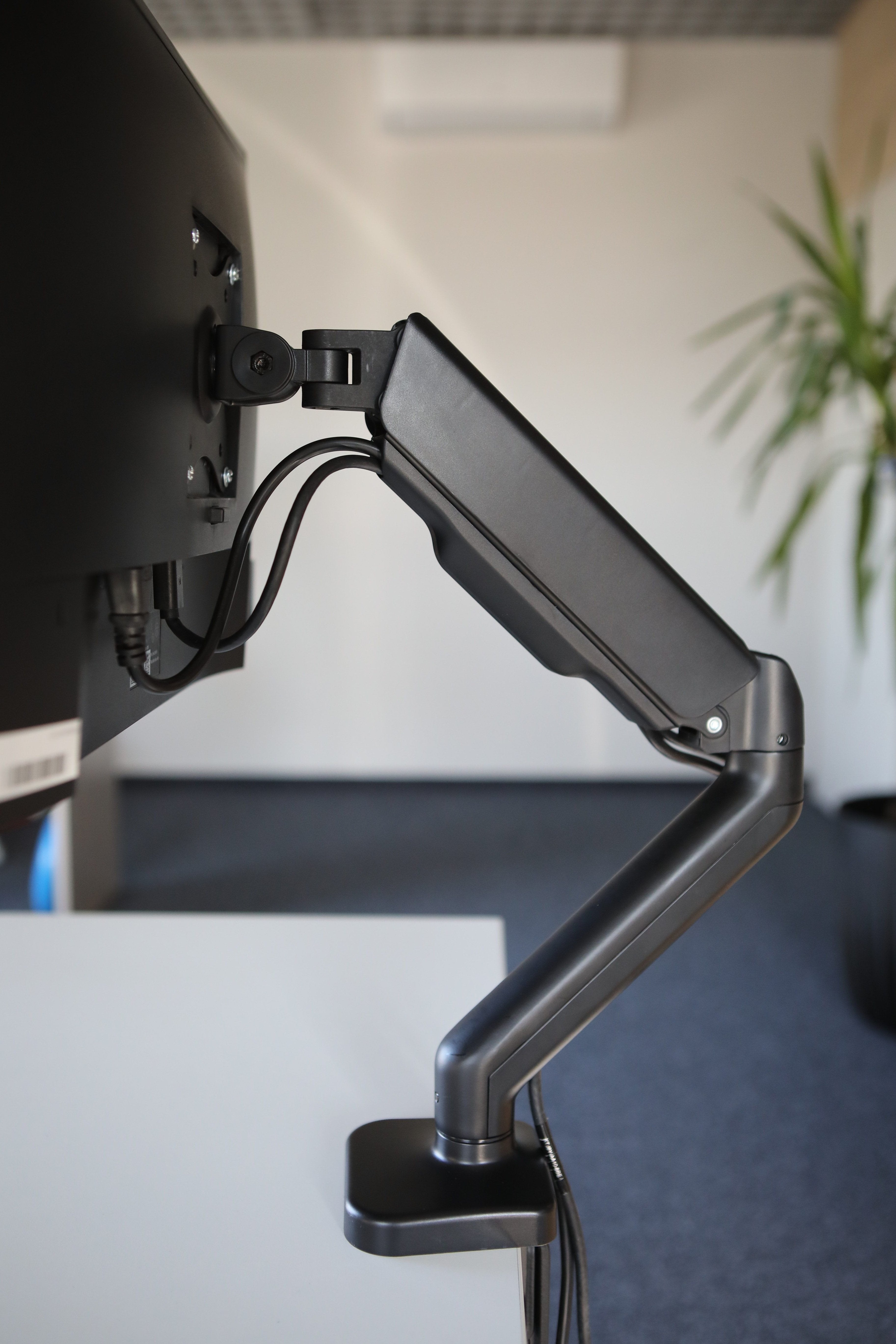 Savio Um-01 Soporte De Escritorio Para Monitor 17'' - 32'', 2 - 9 Kg, Resorte De Gas