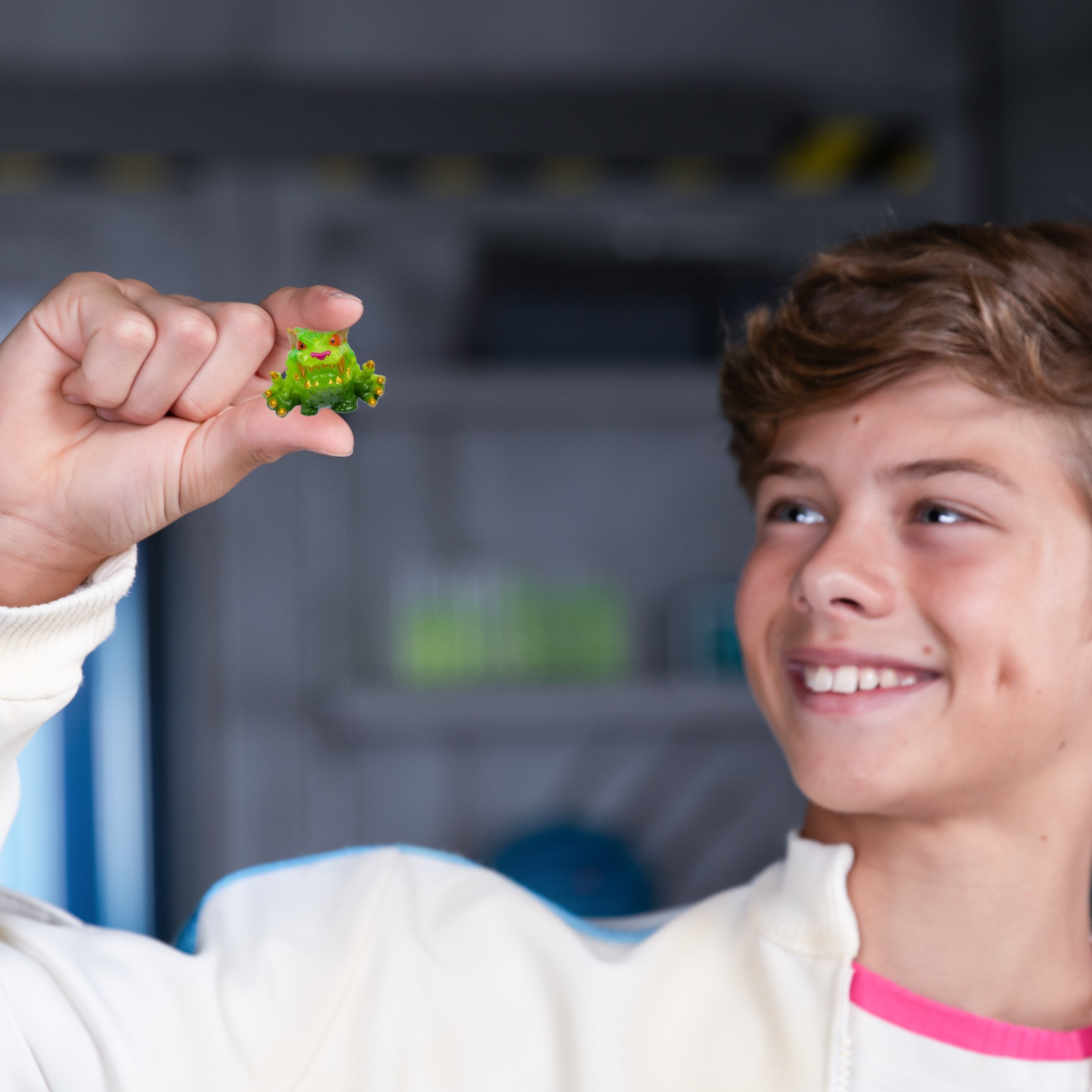 Moose Toys Ltd. Mrbeast Lab Swarms S2 Mega Lab 12 Pack - Sort 4 (Sortierter Artikel) 24752