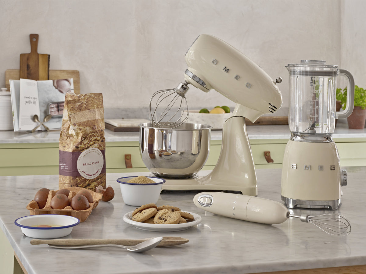 EAN 8017709269159 - Smeg SMF03CREU batidora Batidora de varillas 800 W Crema de color imagen 15