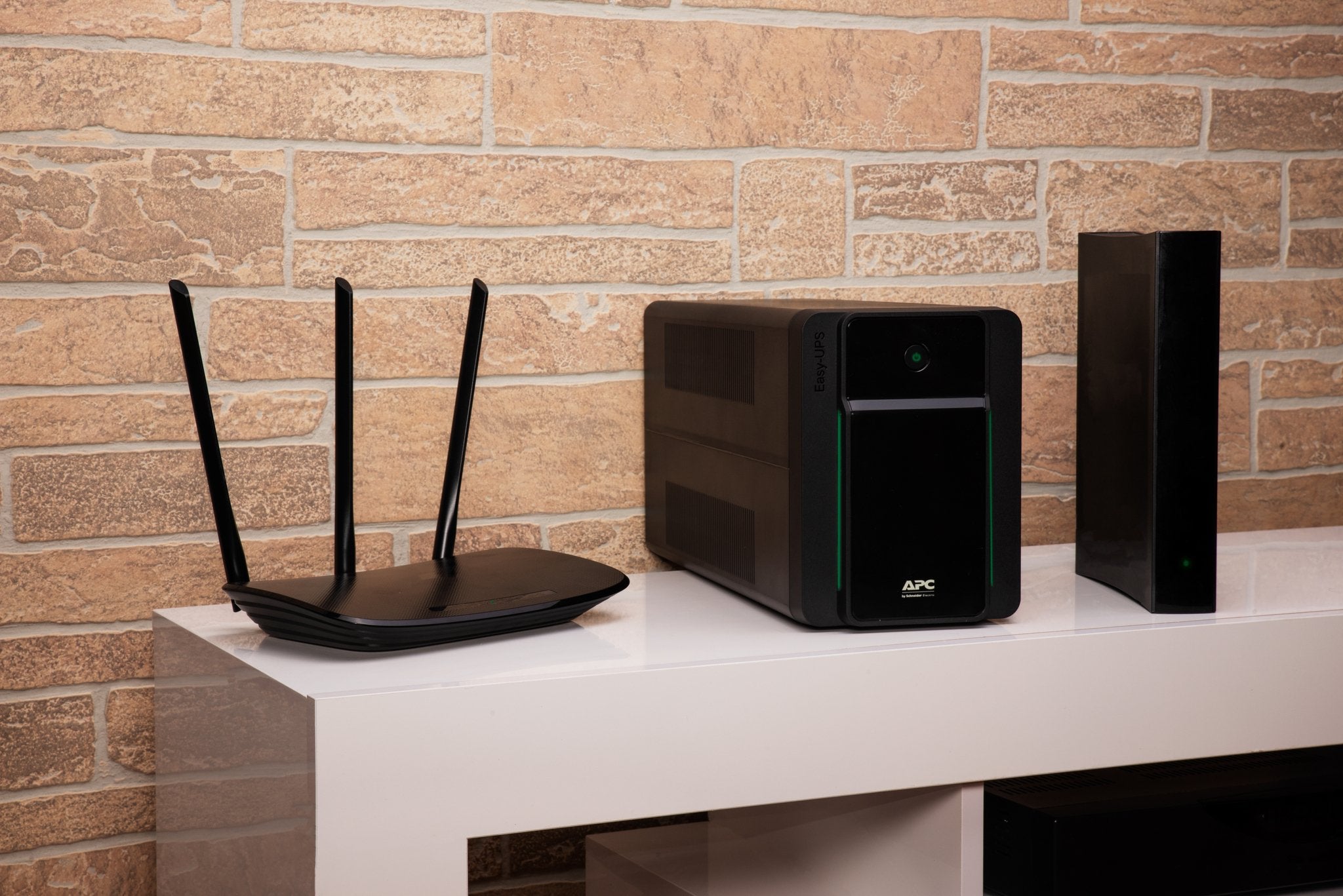 Apc Easy Ups Bvx2200li-Gr 2200va 4 Conexiones De Salida, Línea Interactiva