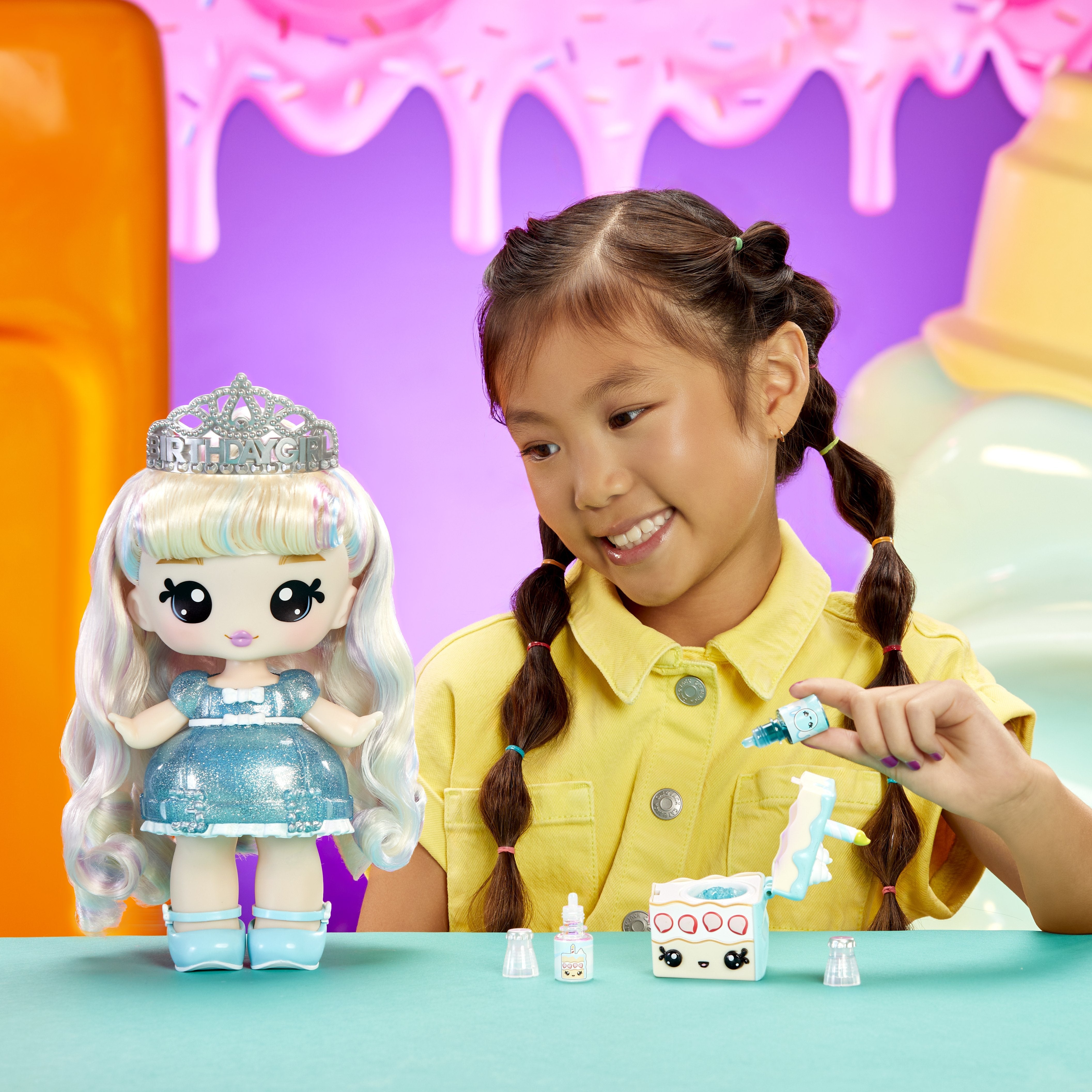 EAN 35051120742 - MGA Entertainment Yummiland Large Doll + Lipgloss Pet- Callie Birthday Cake imagen 3