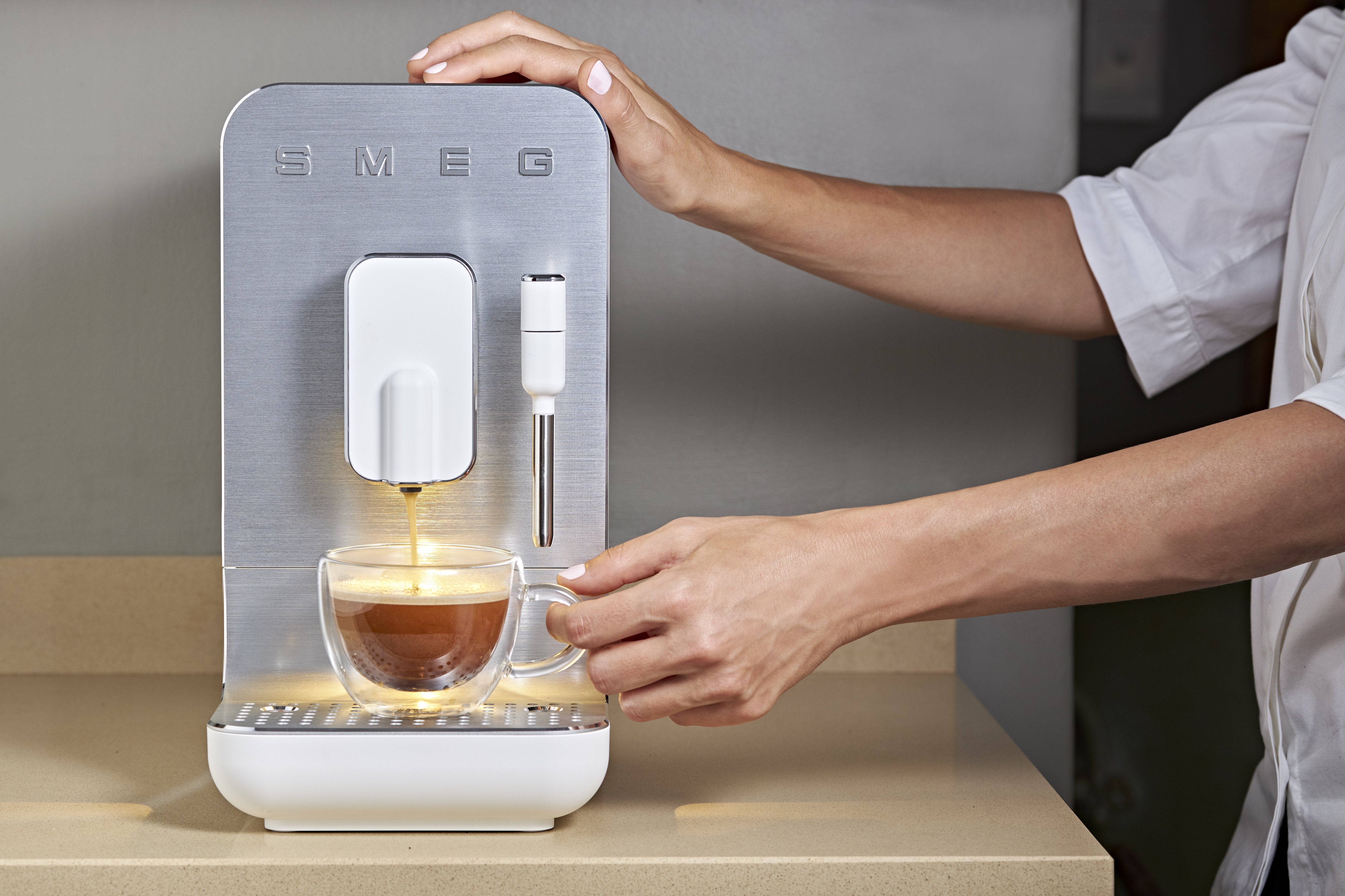 EAN 8017709334932 - Smeg BCC12WHMEU cafetera eléctrica Máquina espresso 1,4 L imagen 35