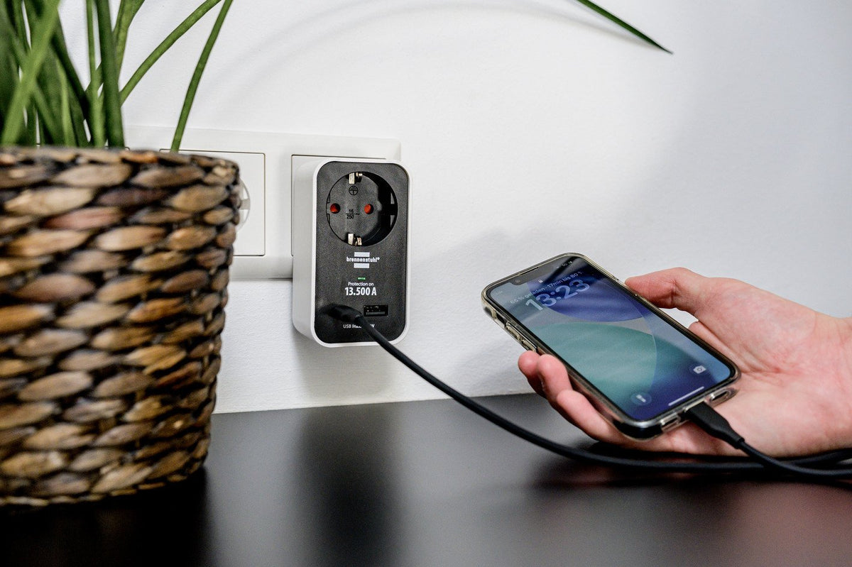 Brennenstuhl Adaptador Con Protección Contra Sobretensiones 13.500 A Usb A Y C