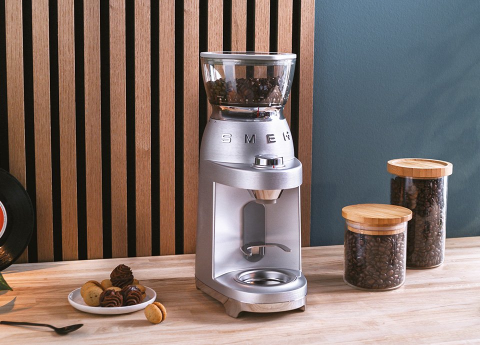 EAN 8017709339883 - Smeg CGF02SSEU molinillo de café 150 W Aluminio imagen 21