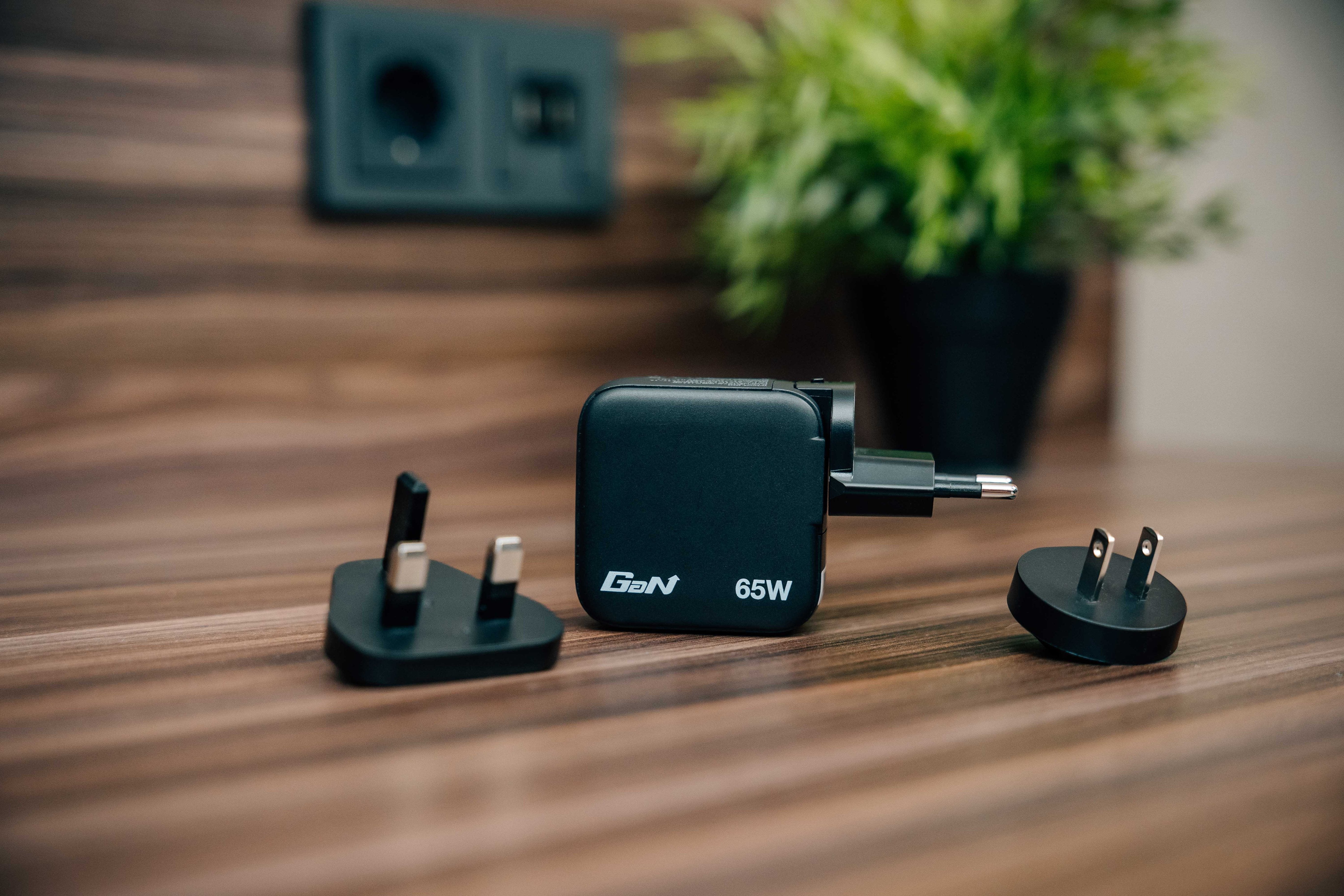 Cargador De Pared Universal Gan Para Viaje Verbatim Mini Gan Charger Con Pantalla 2xusb Tipo-C 1xusb 65w