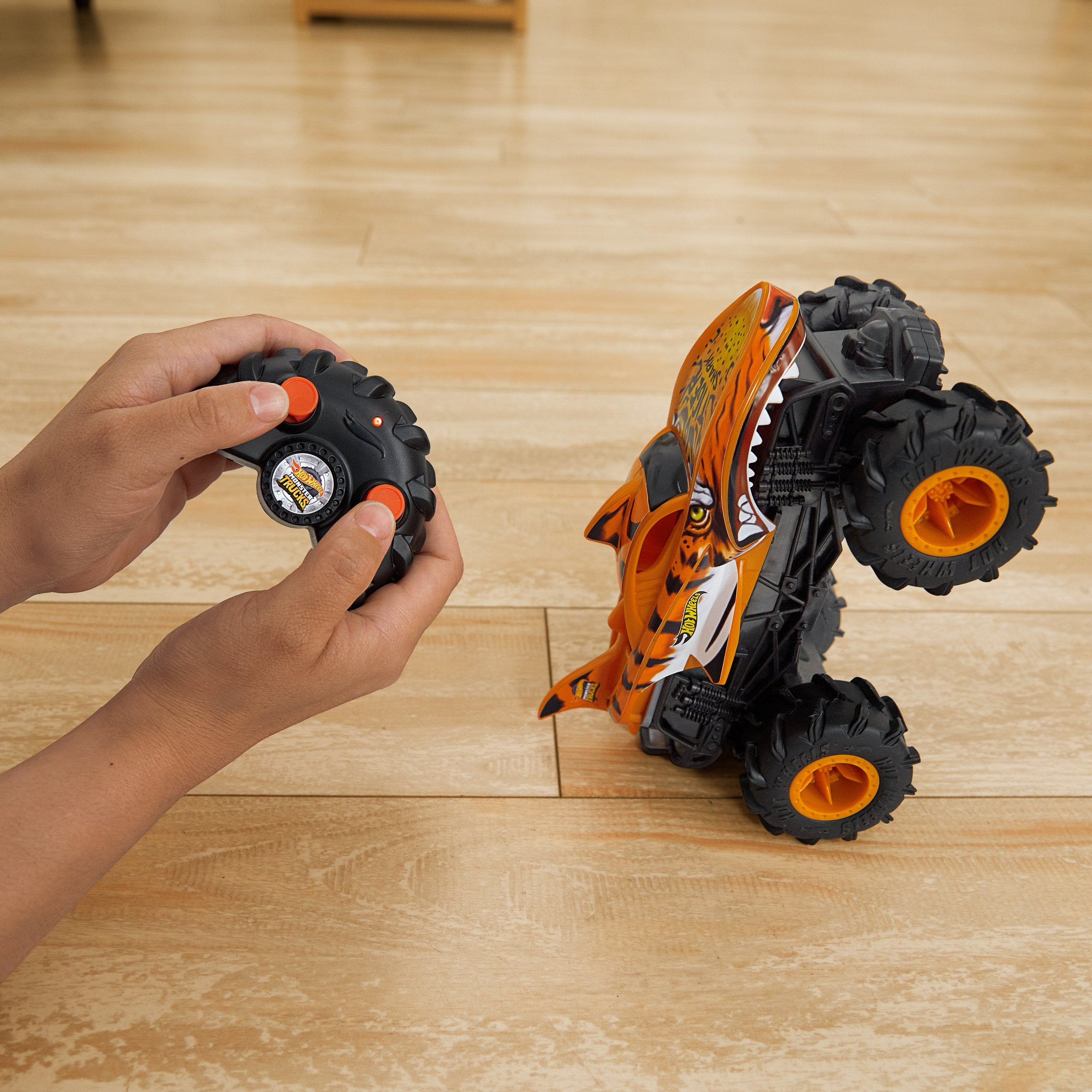 Mattel Hot Wheels Monster Trucks Zdalnie Sterowana Ciezarówka Tiger Shark