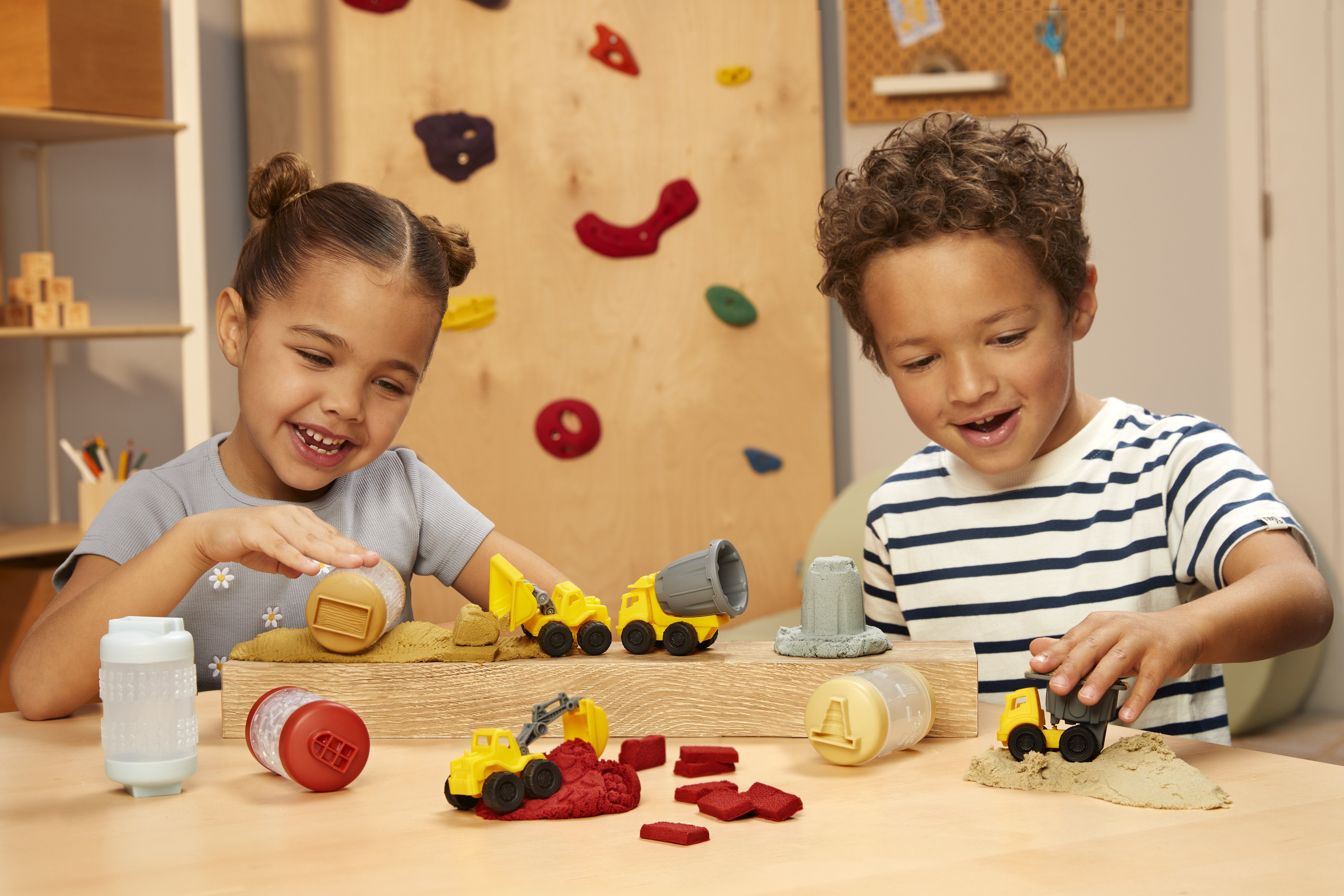 EAN 0035051532941 - MGA Entertainment Wonder Factory Never Dry Sand Construction Trucks - Red + Excavator imagen 10