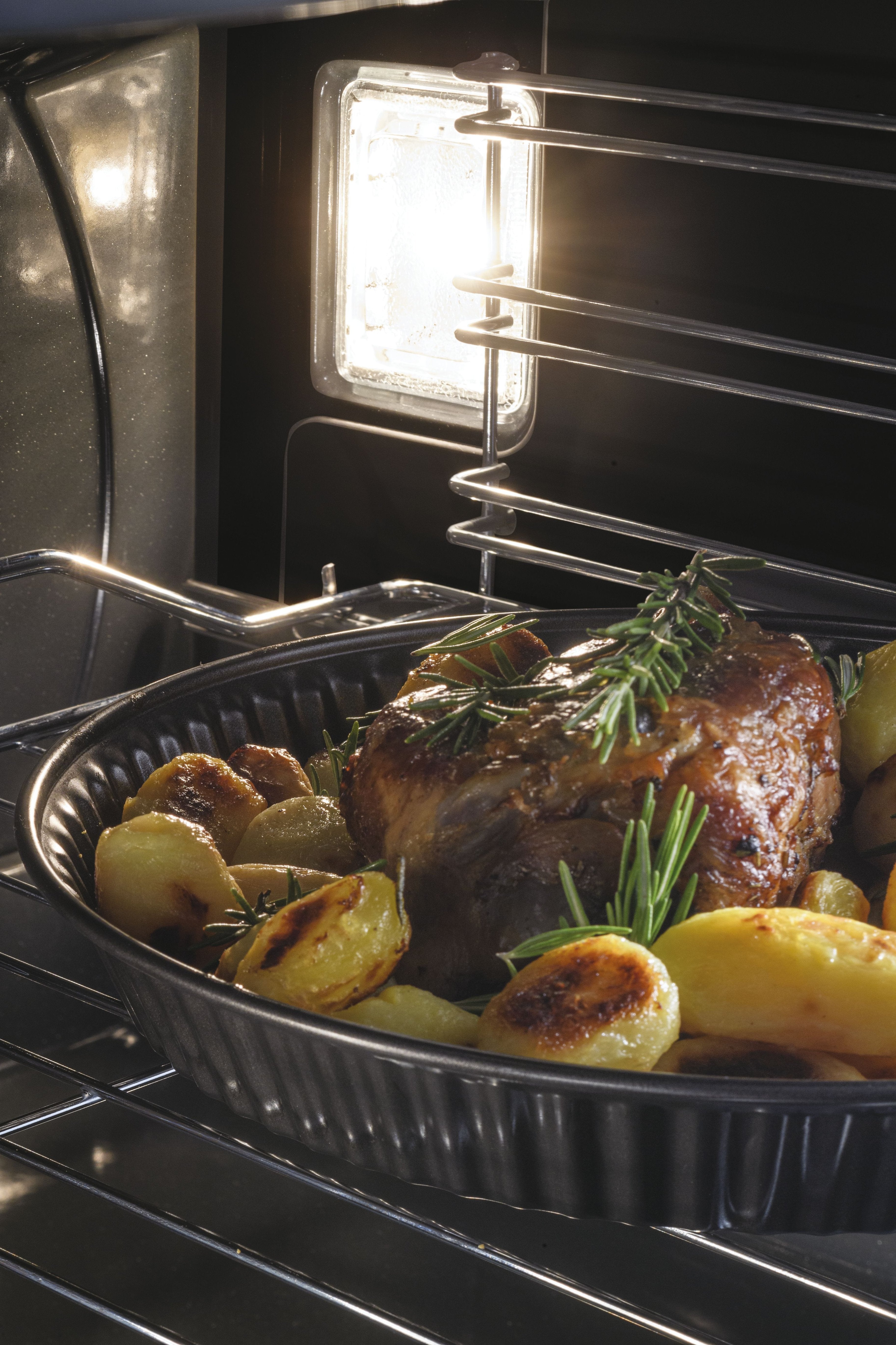 Clase Eficiencia Consumos: A+; Potencia: 0 W; Anchura Espacio Minima: 0 Cm; Profundidad Espacio: 0 Cm; Visualizador: Sí; Tipología Encendido: Electrónica; Tipología: Eléctrico Ventilado