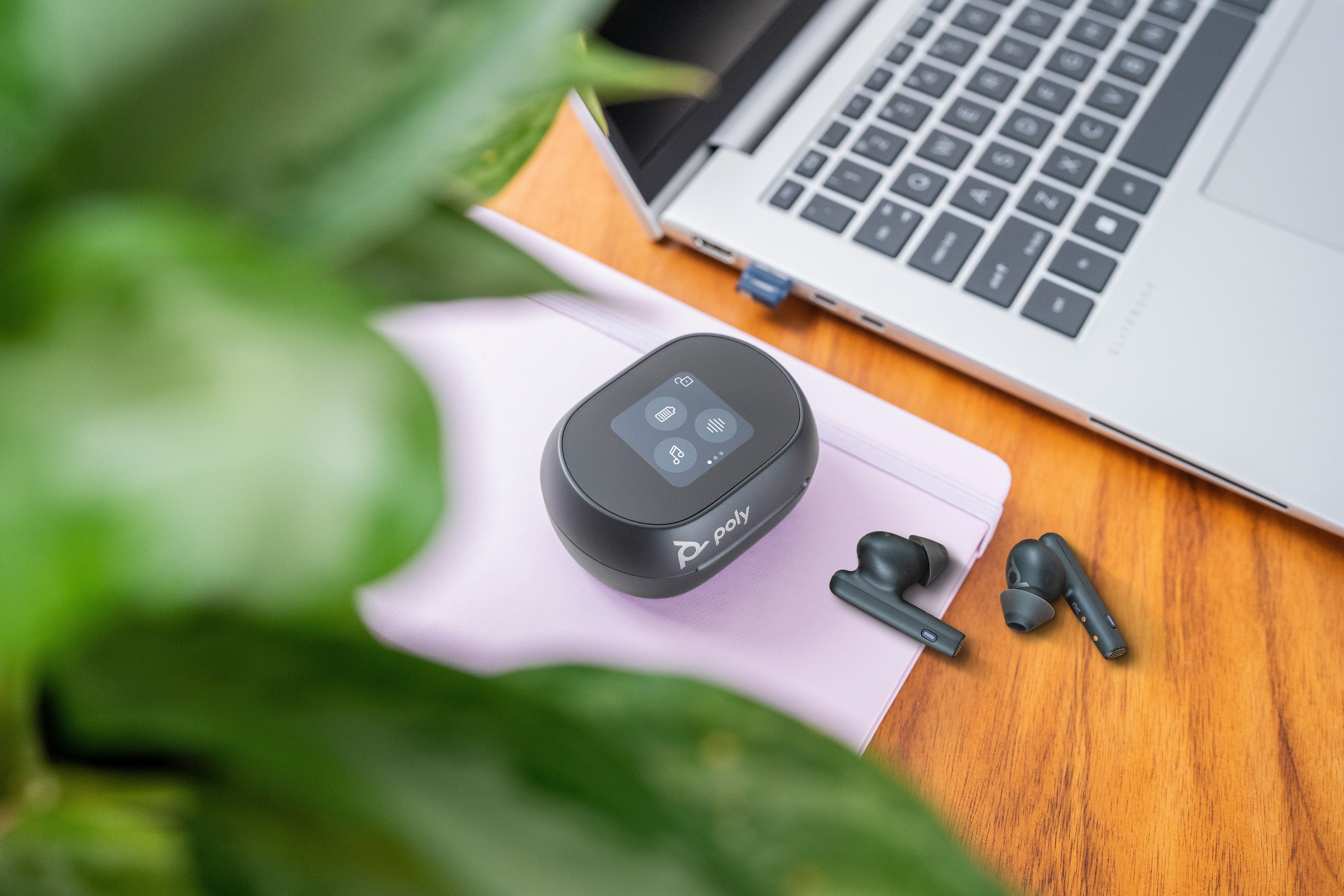 EAN 0017229187993 - Poly Voyager Free 60+ UC Carbon Black Earbuds +BT700 USB-C Adapter +Touchscreen Charge Case Auriculares I imagen 6