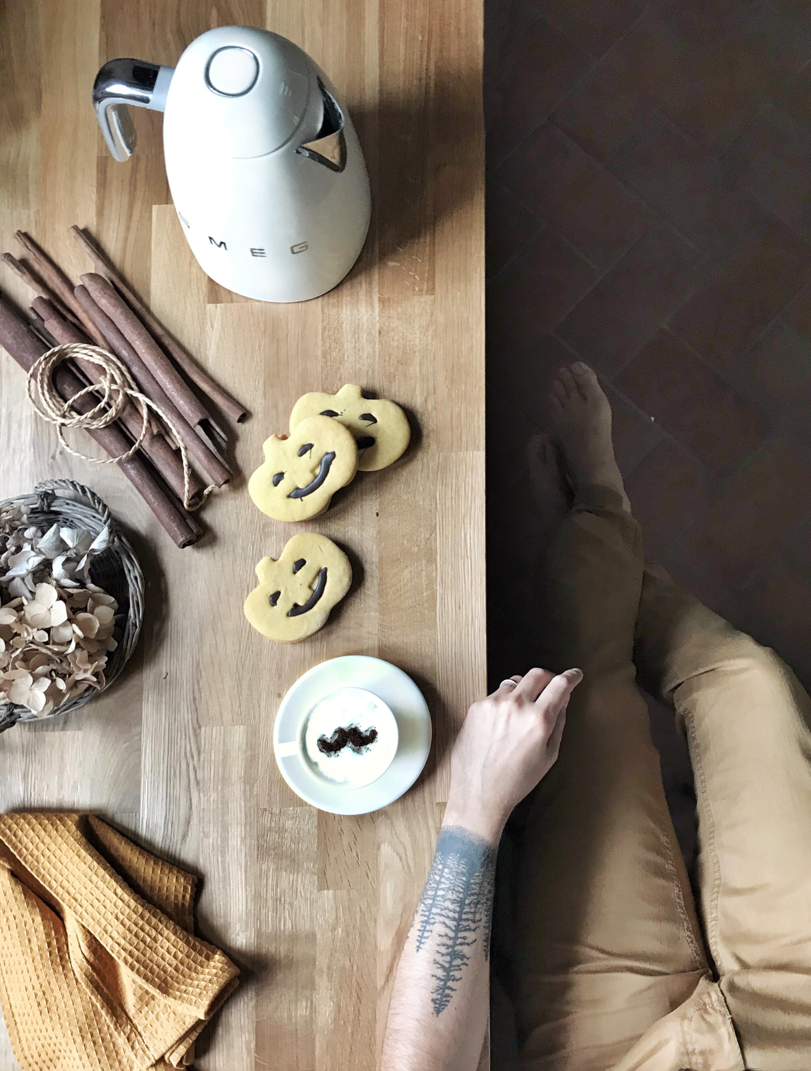 EAN 8017709227852 - Smeg KLF03CREU tetera eléctrica 1,7 L 2400 W Crema de color imagen 13